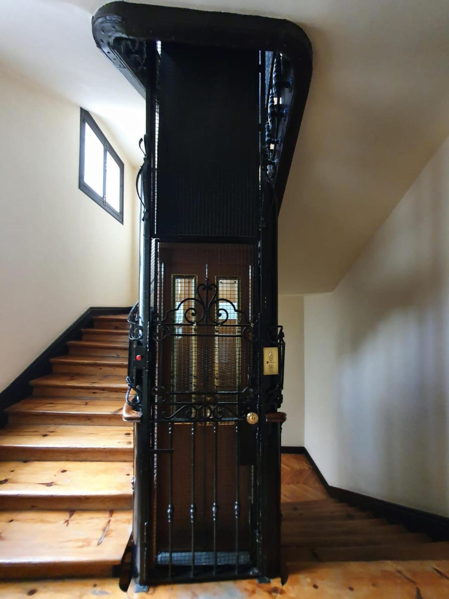 Apartment in monumental square Madrid Center