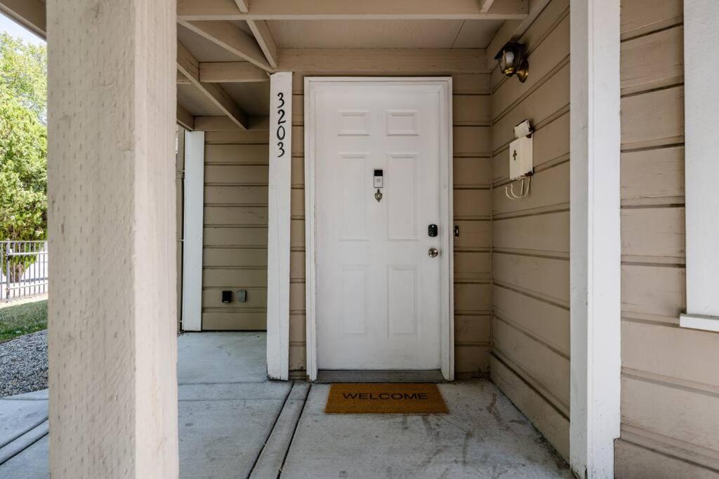 *2bdr Victorian Home away from Home - *Central Loc view 2