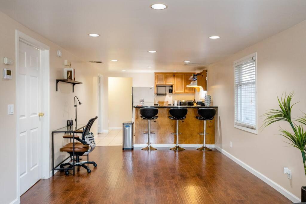 *2bdr Victorian Home away from Home - *Central Loc view 5