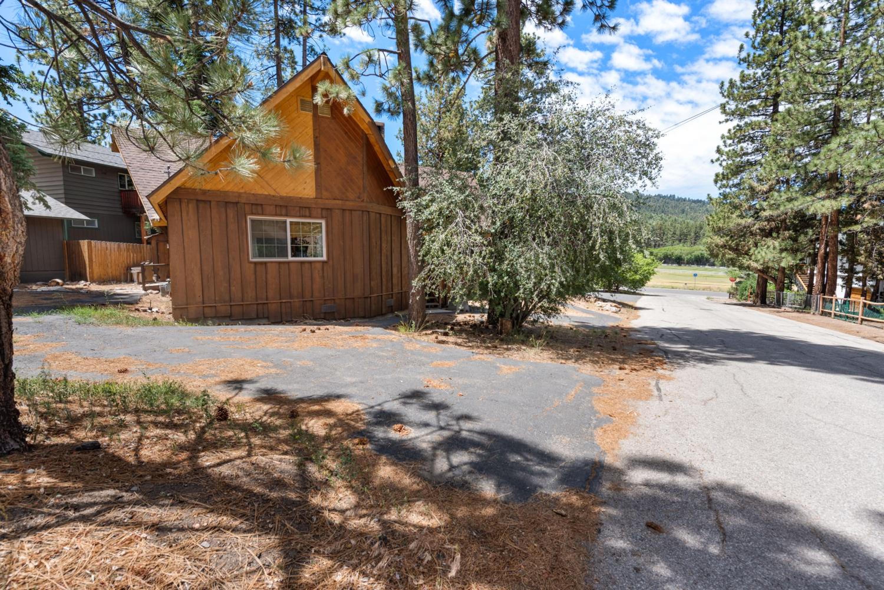 Aggie's Ski Den - Close to Lake, Walk to Slopes view 3