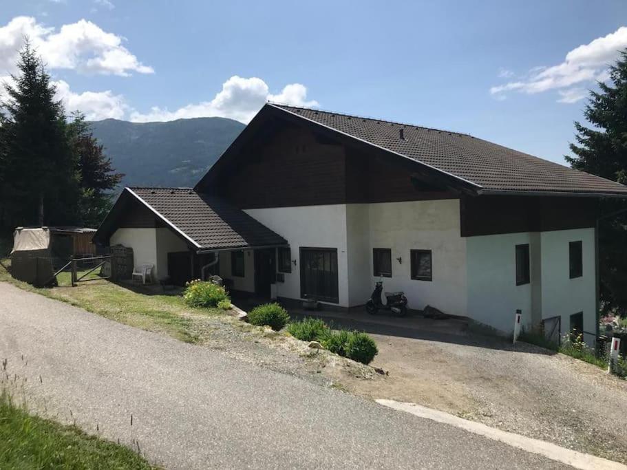 Gemütliches Bergappartement mit Seeblick