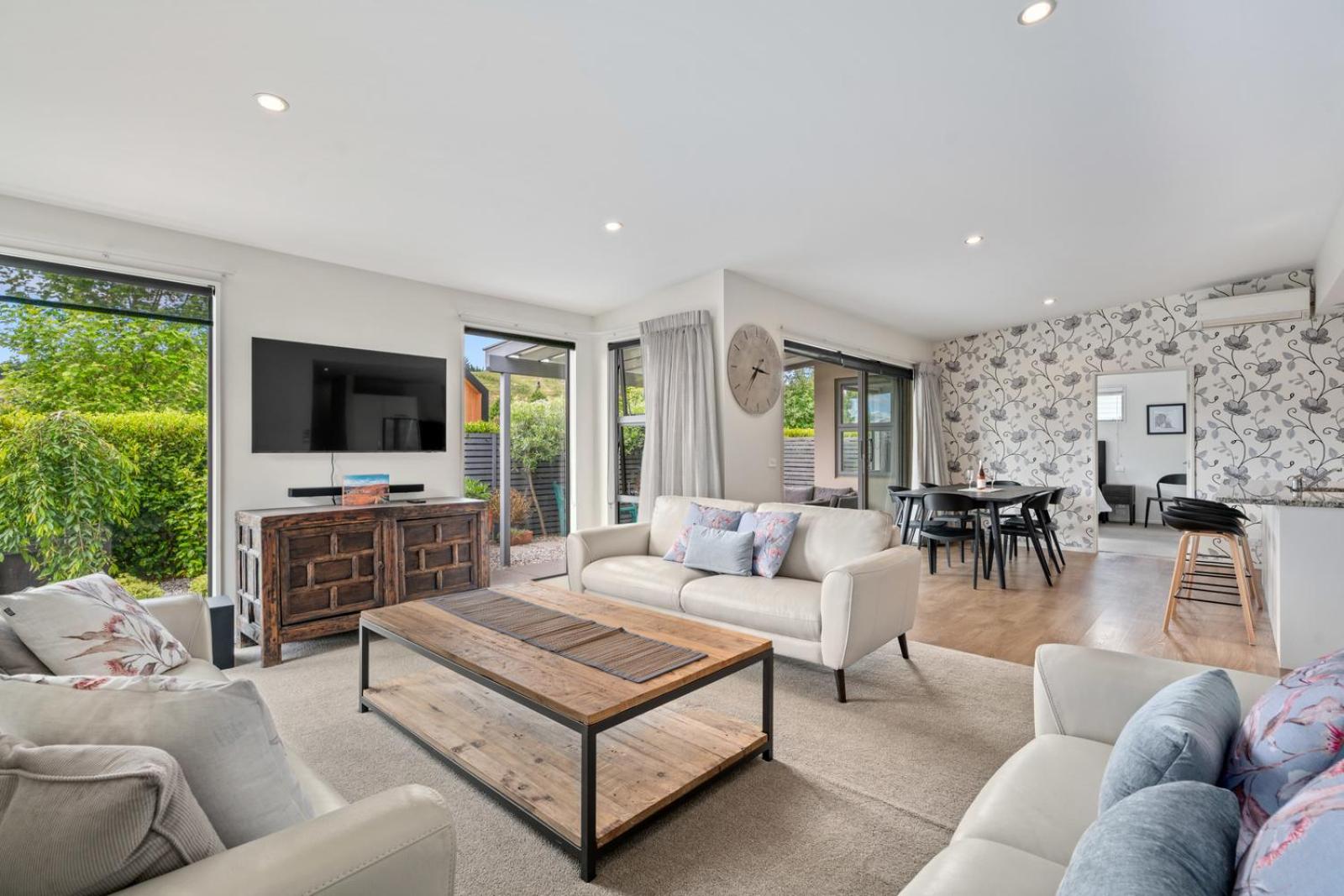 Urban Oasis - Wanaka Holiday Home view 3