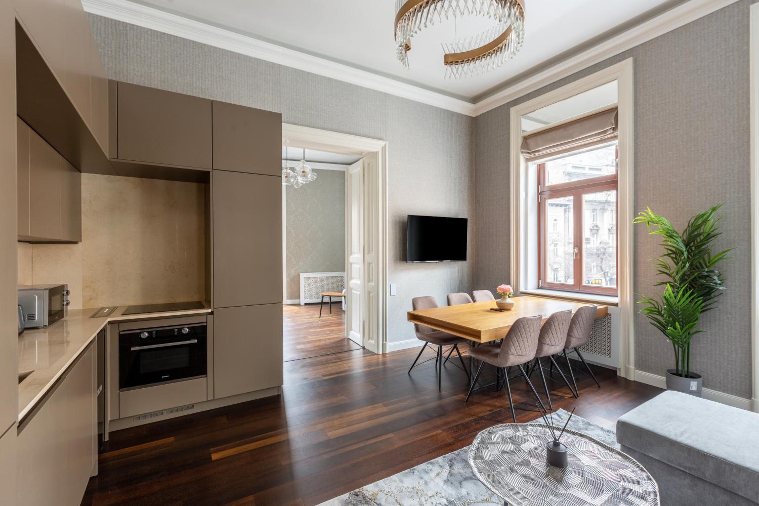 Luxury Apartment With Balcony next to the New York Café view 5