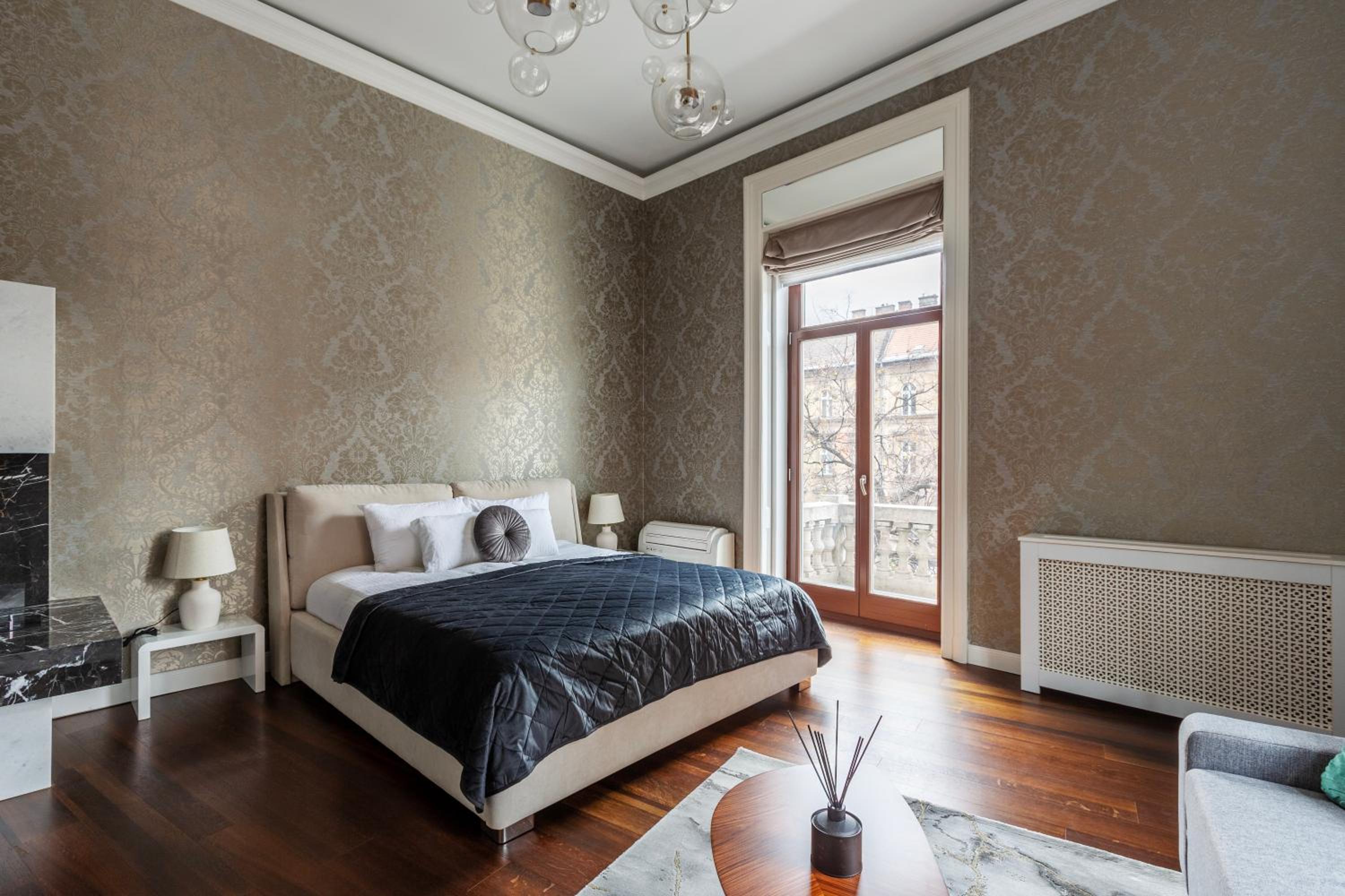 Luxury Apartment With Balcony next to the New York Café view 3