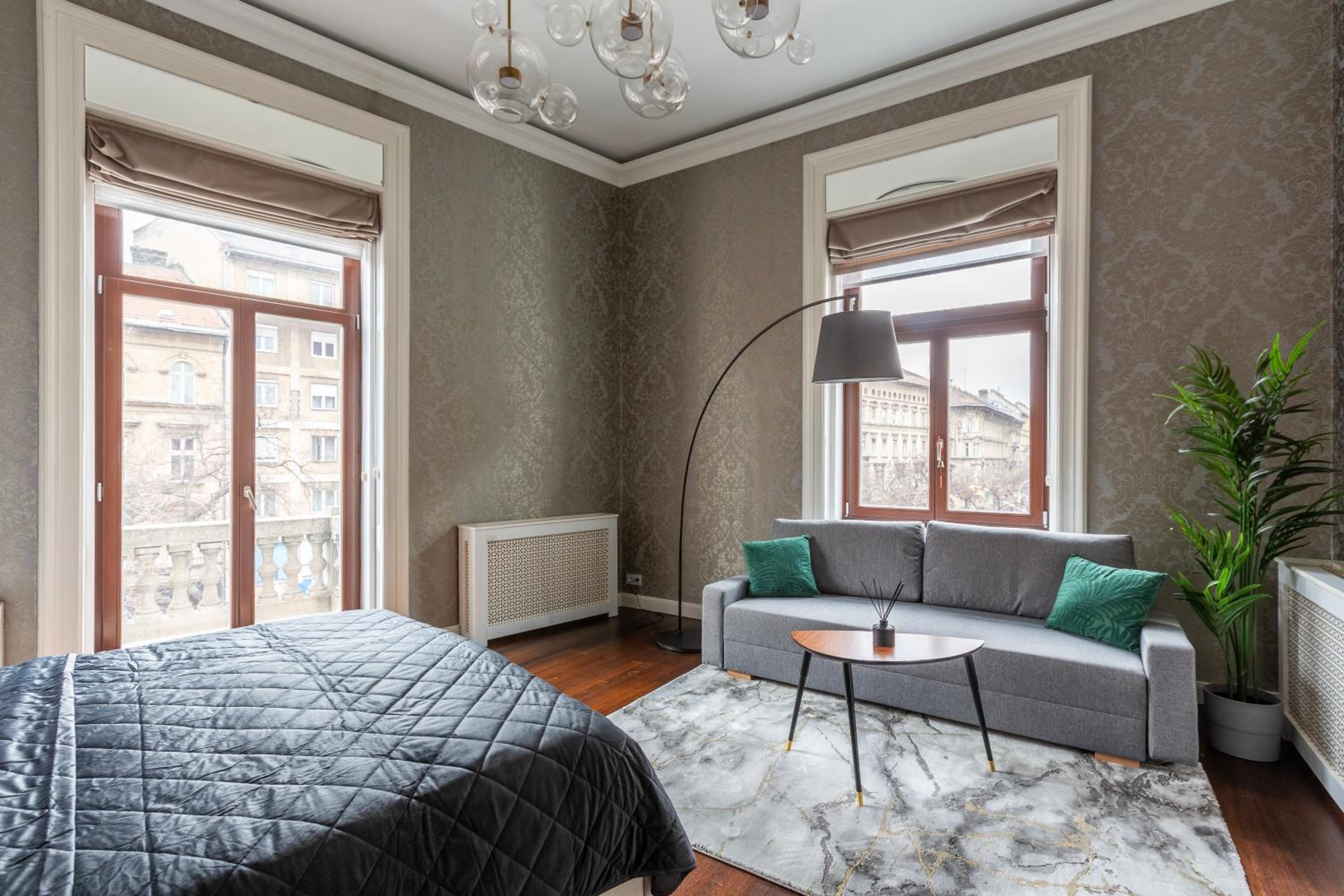 Luxury Apartment With Balcony next to the New York Café view 4