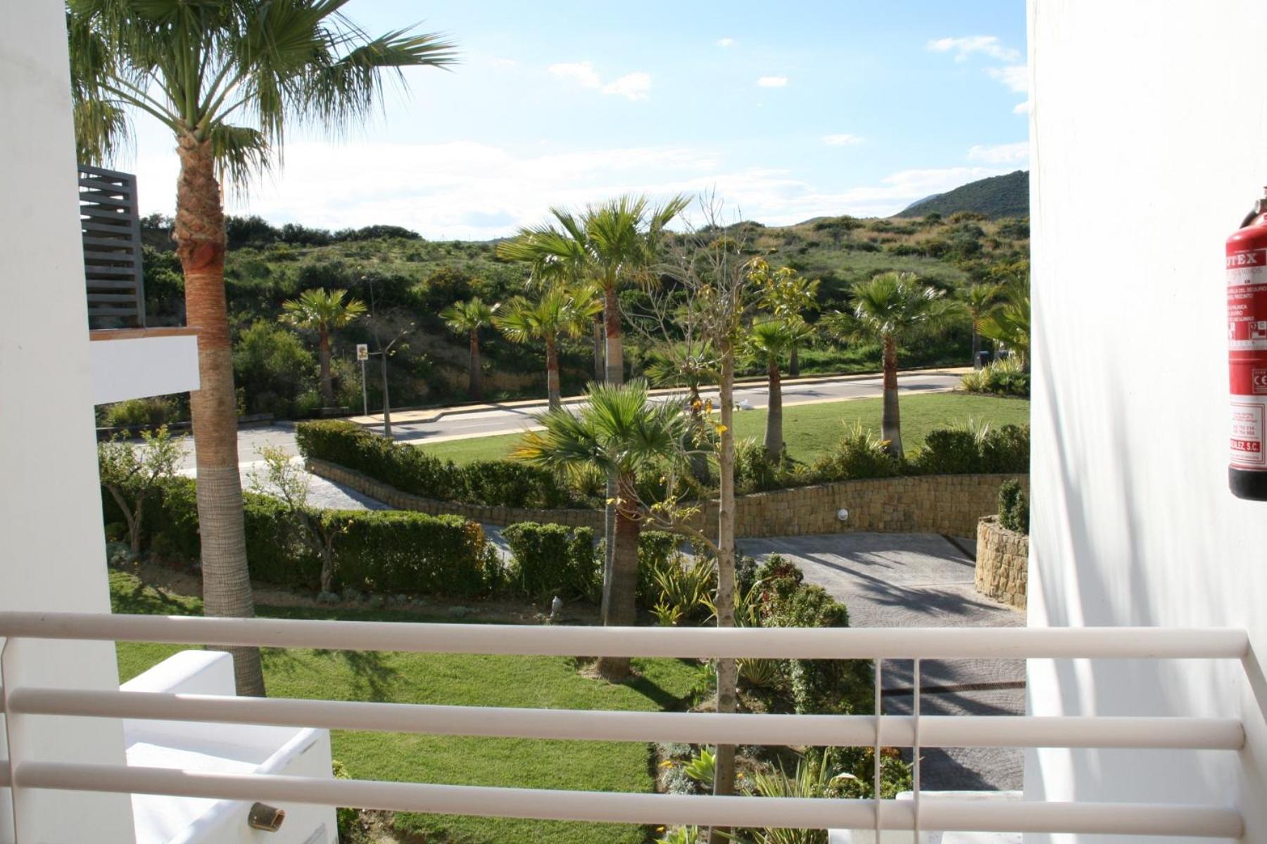 2152-Modern apt with private beach photo 2