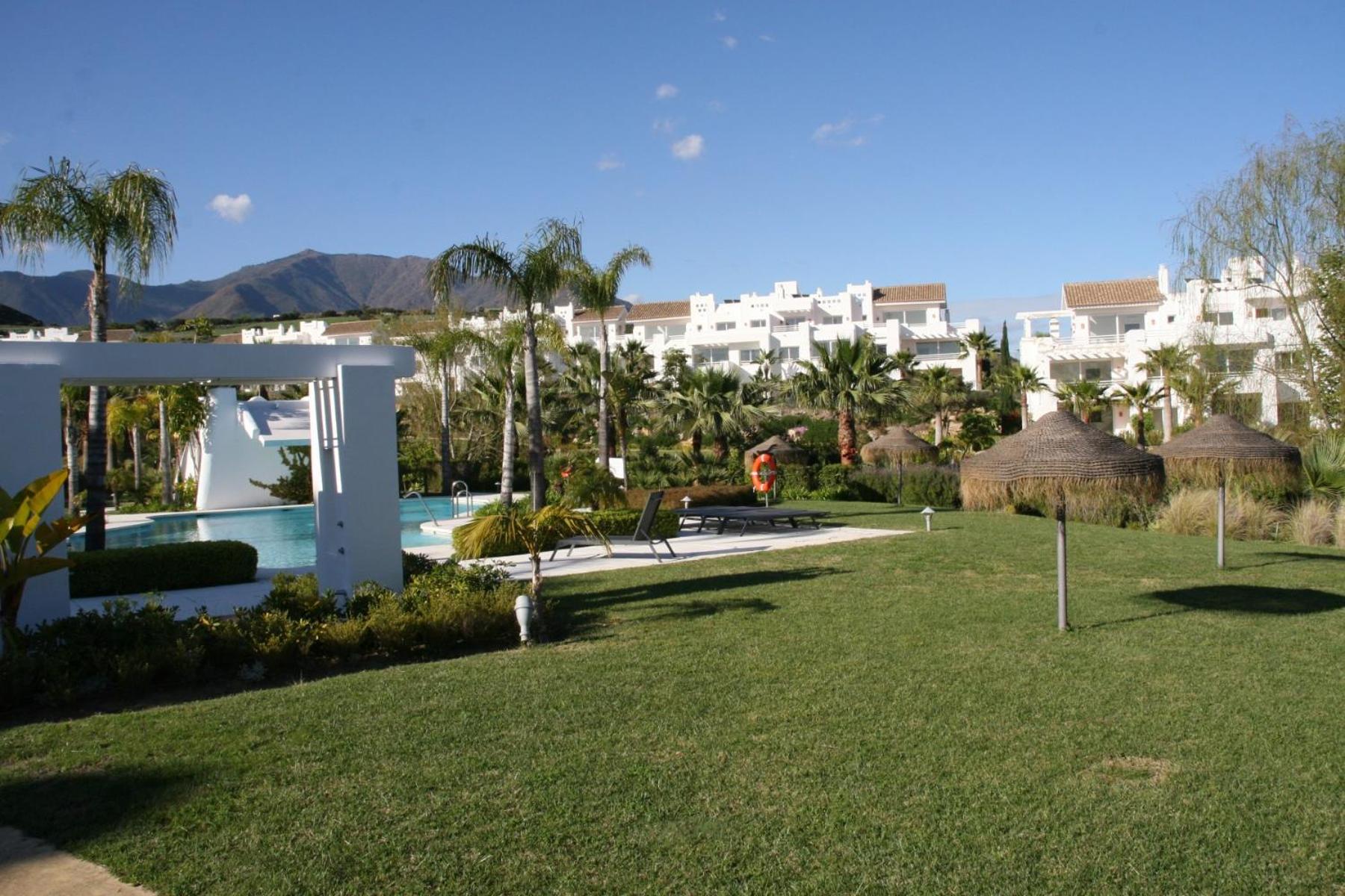 2152-Modern apt with private beach photo 4