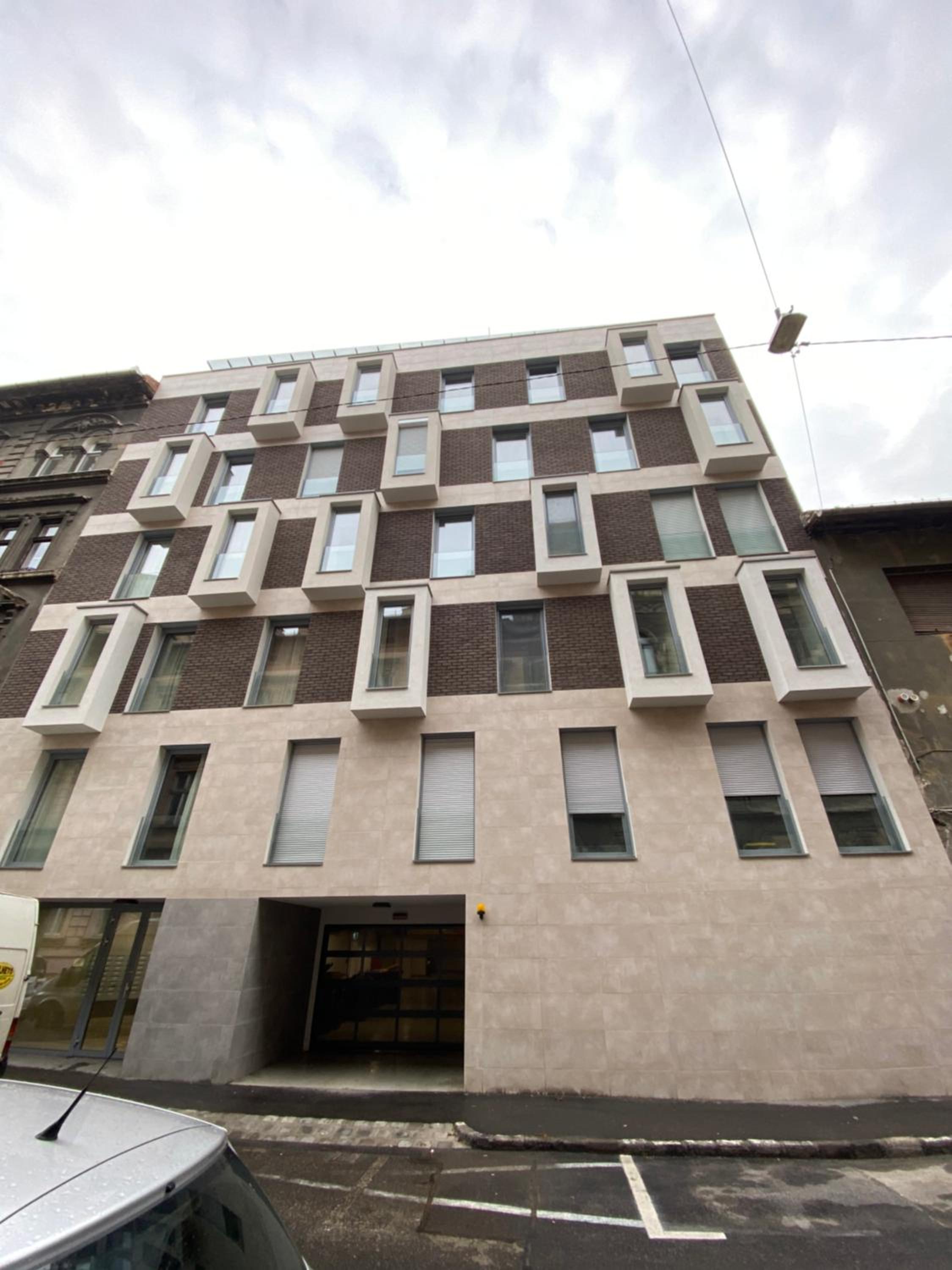 Central Apartment Budapest ~ Roof Terrace/AC/Indoor parking view 3