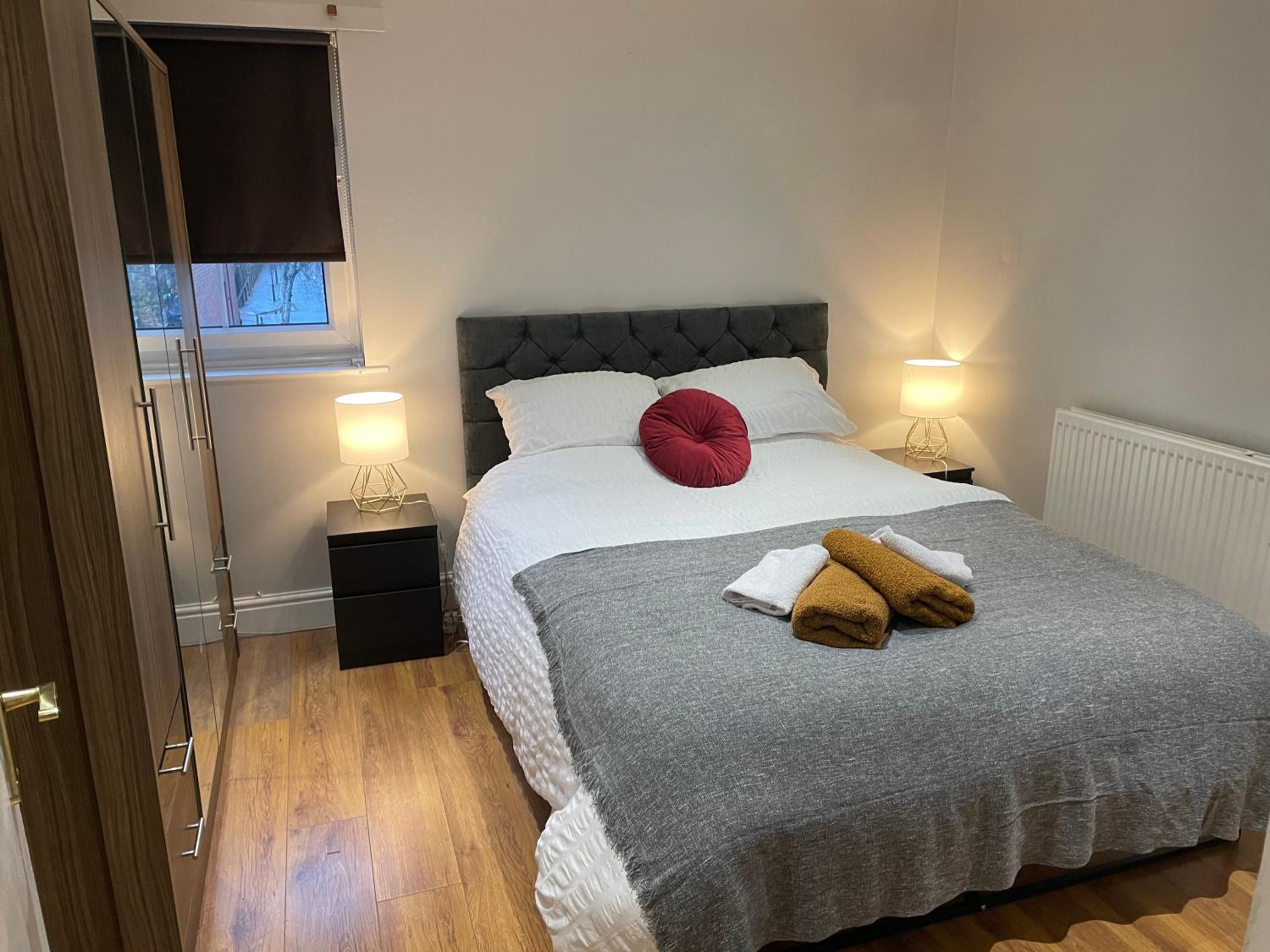 2 Bedroom Apartment Chiswick Park Tube Station