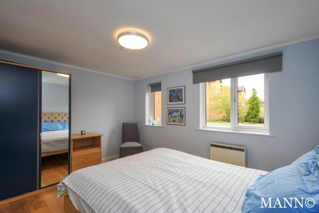Morden flat close to DLR station with free parking and brand new bed and quality mattress adjacent to metro station also close to O2 and Excel via Cable Ca