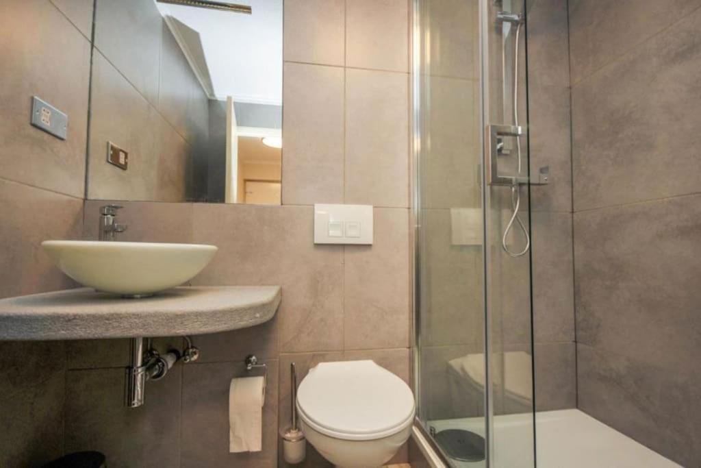 Morden flat close to DLR station with free parking and brand new bed and quality mattress adjacent to metro station also close to O2 and Excel via Cable Ca