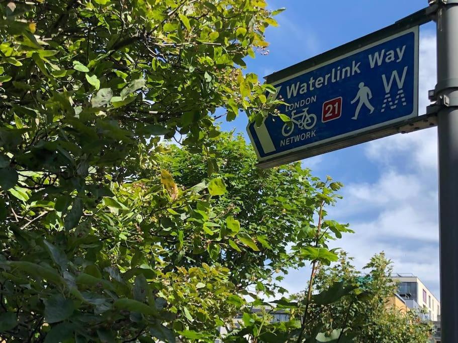 Morden flat close to DLR station with free parking and brand new bed and quality mattress adjacent to metro station also close to O2 and Excel via Cable Ca