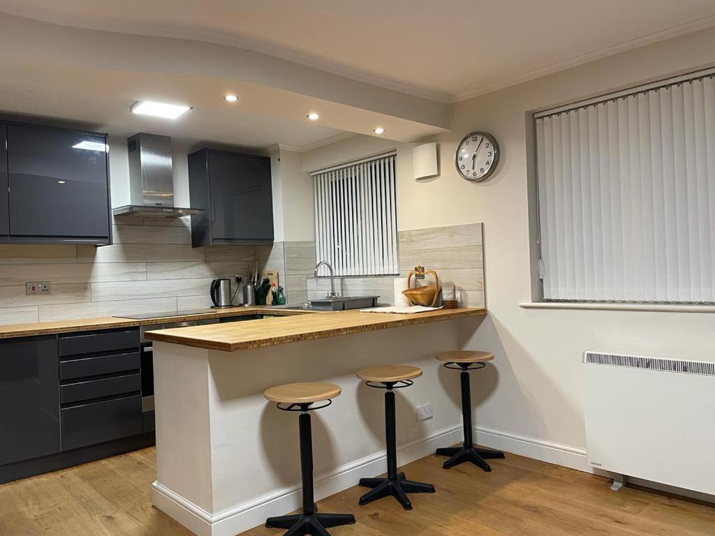 Morden flat close to DLR station with free parking and brand new bed and quality mattress adjacent to metro station also close to O2 and Excel via Cable Ca