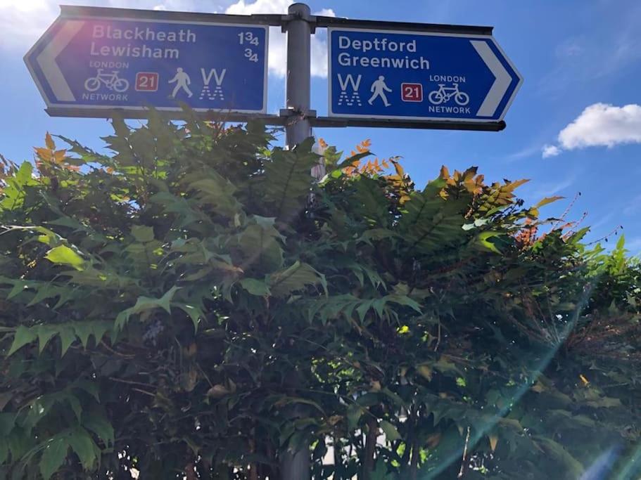 Morden flat close to DLR station with free parking and brand new bed and quality mattress adjacent to metro station also close to O2 and Excel via Cable Ca