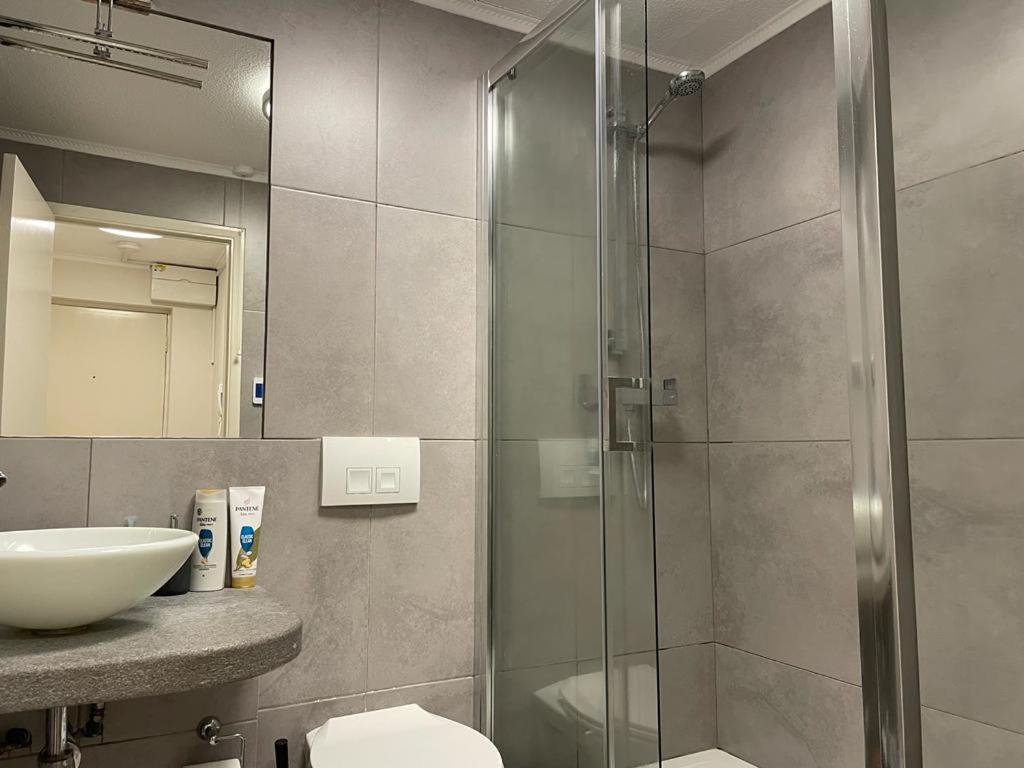 Morden flat close to DLR station with free parking and brand new bed and quality mattress adjacent to metro station also close to O2 and Excel via Cable Ca