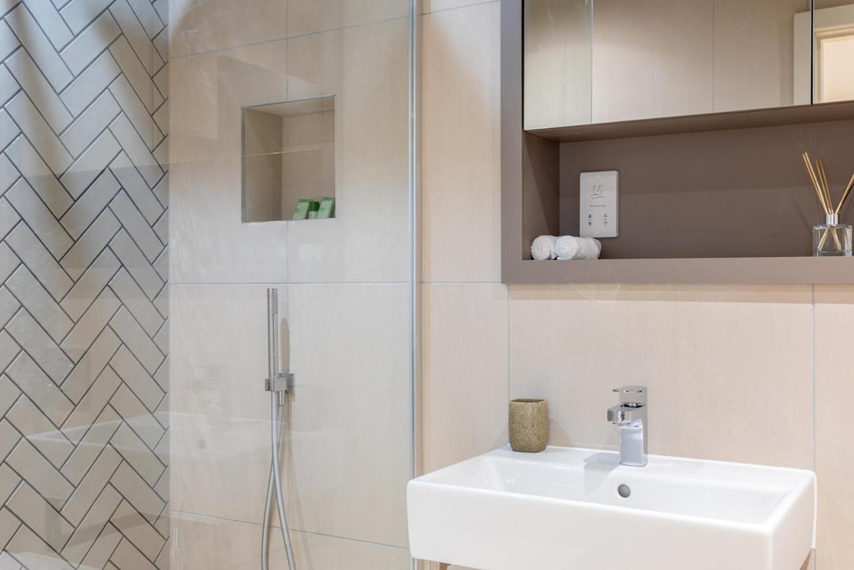 Luxury 2 bedroom apartment with free parking in the heart of York view 3