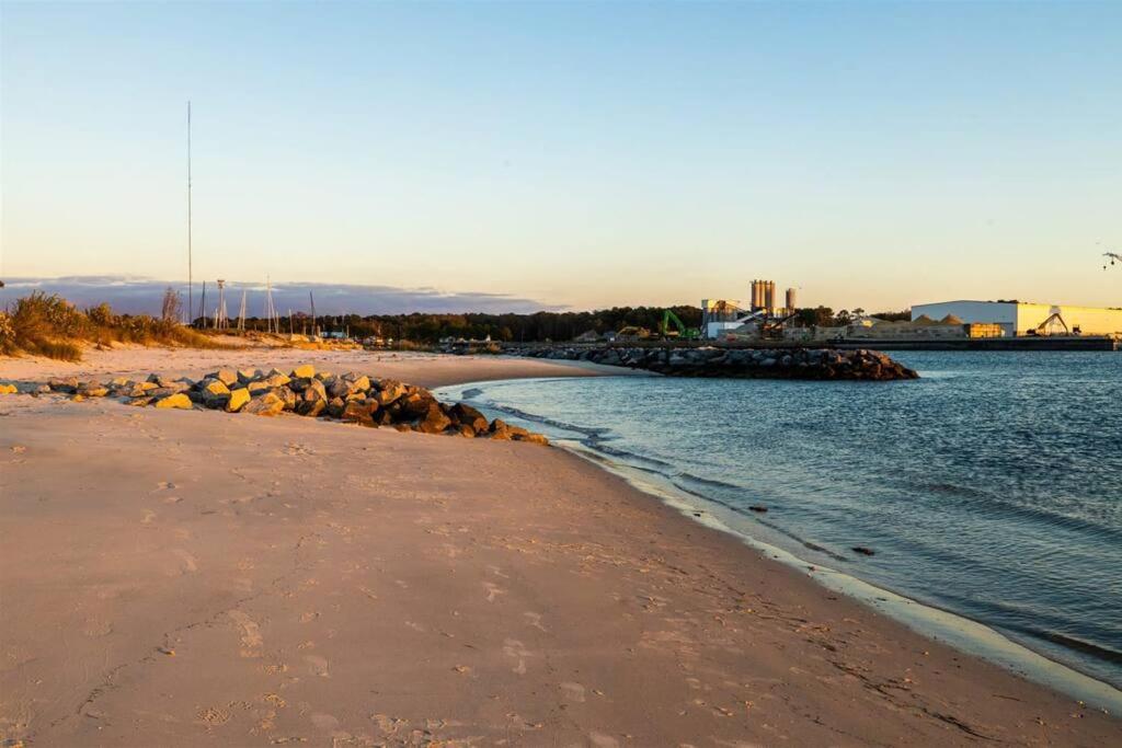 Pet Friendly Tiny Livin 3min from Cape Charles view 5