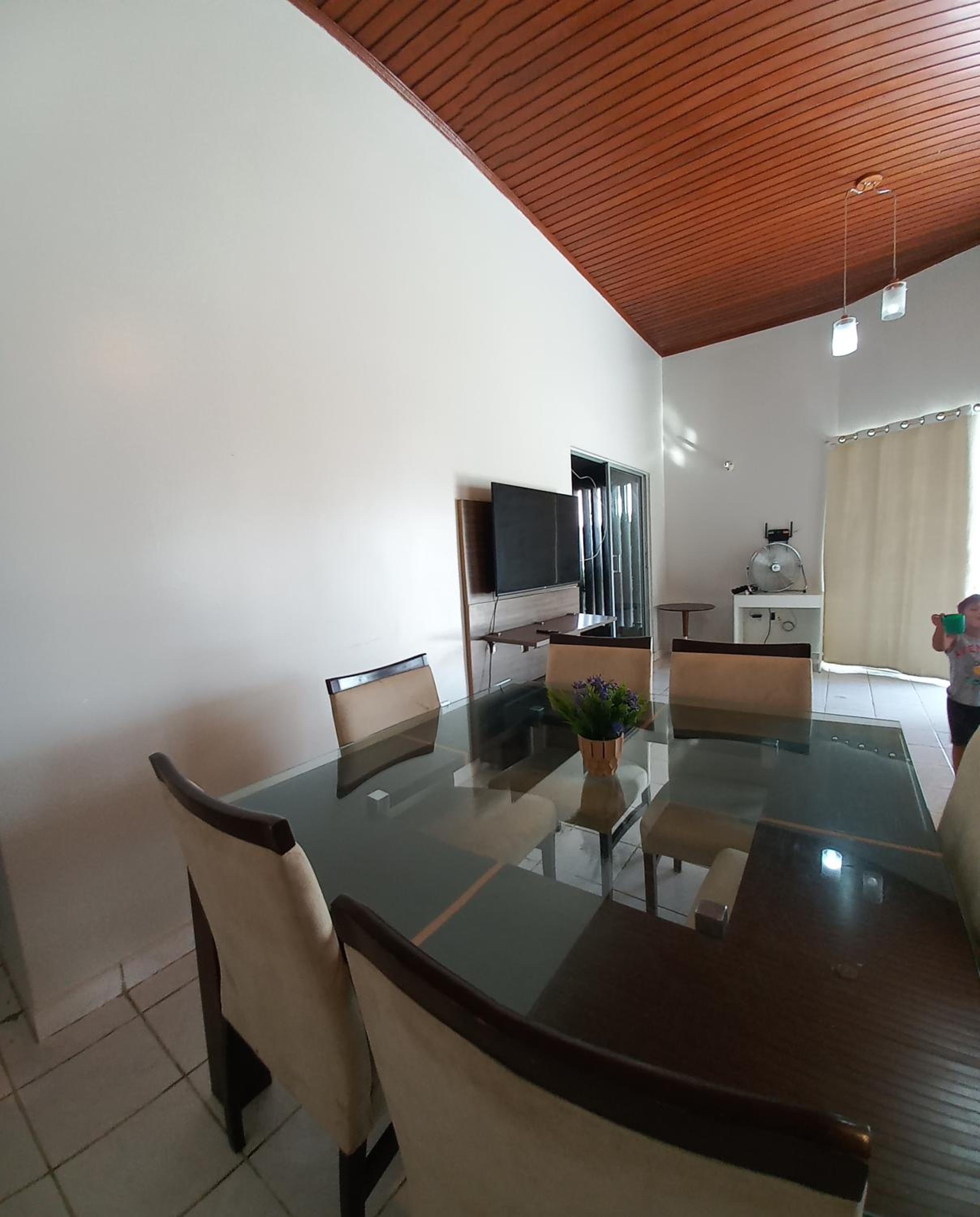 CASA COM PISCINA EM ÁREA NOBRE