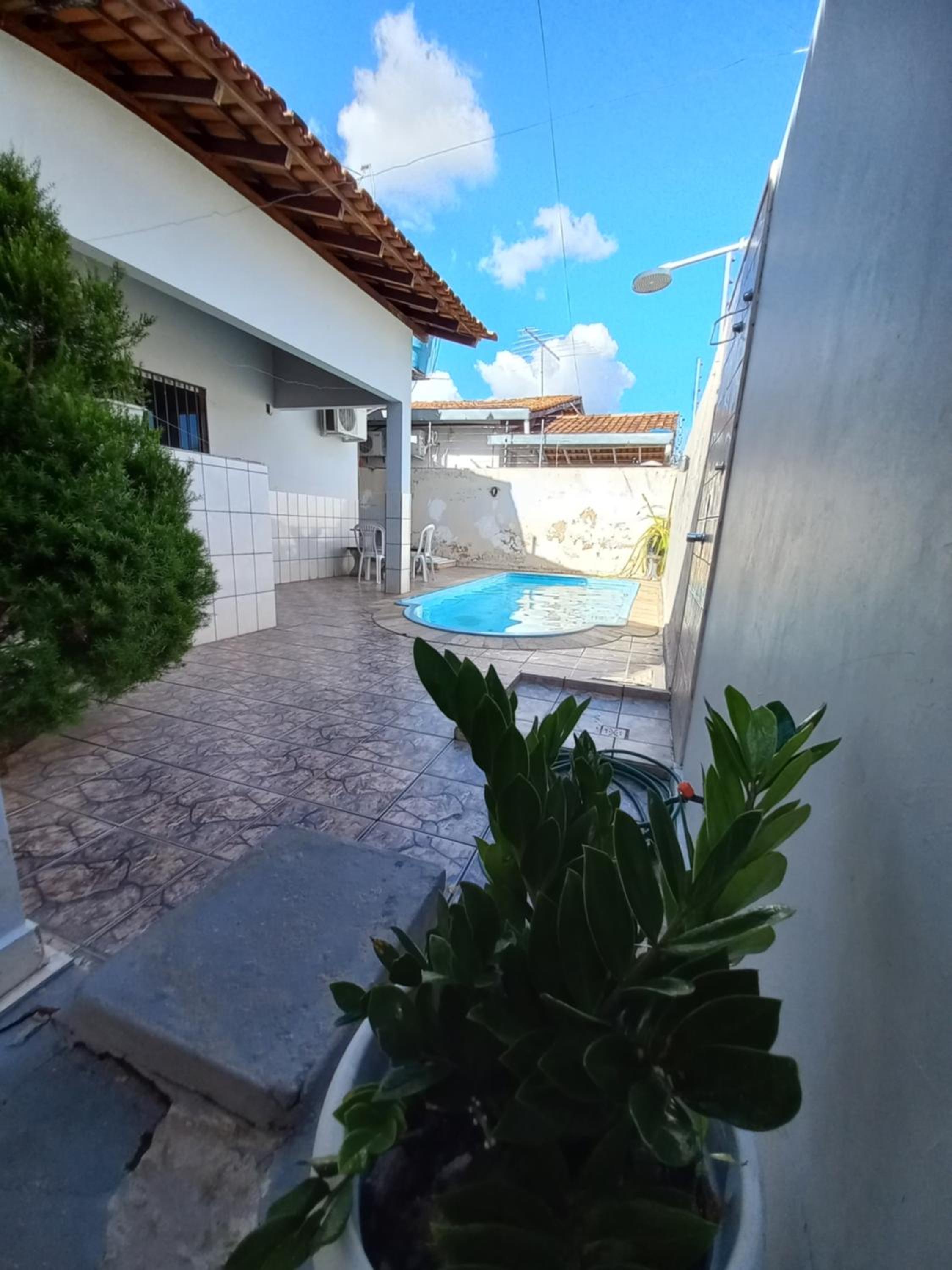 CASA COM PISCINA EM ÁREA NOBRE