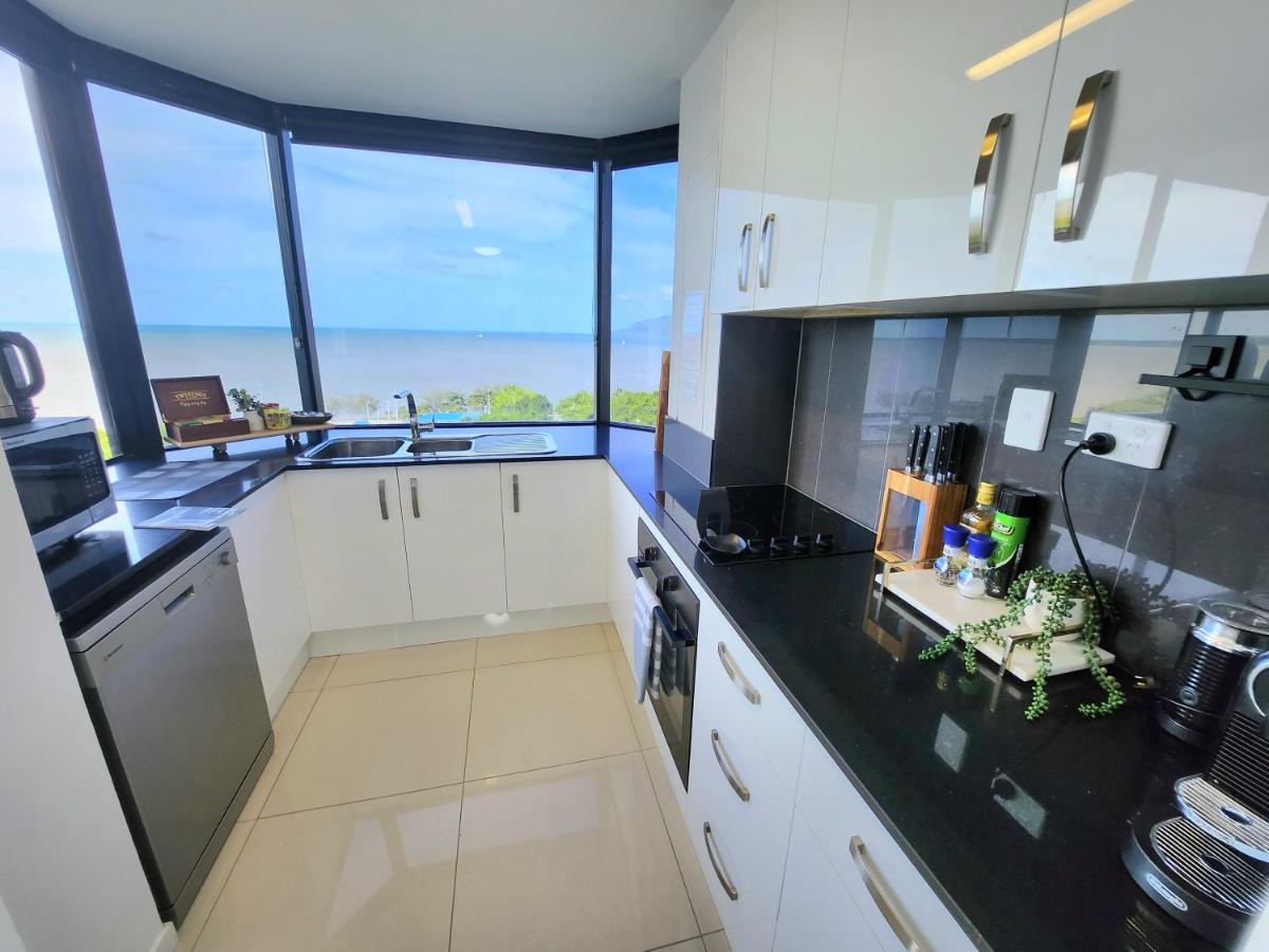 Cairns Luxury Seaview Apartment view 5