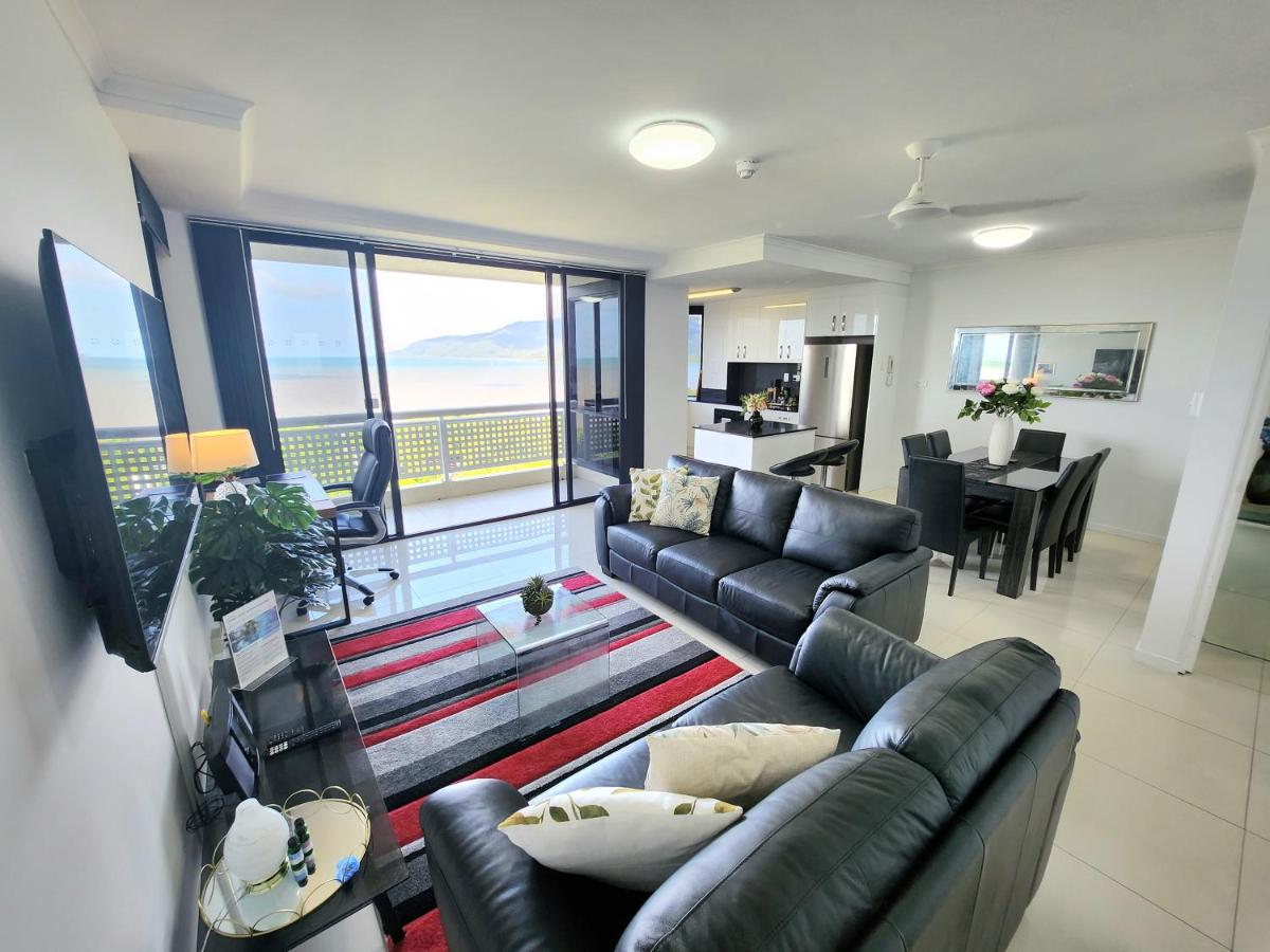 Cairns Luxury Seaview Apartment view 2