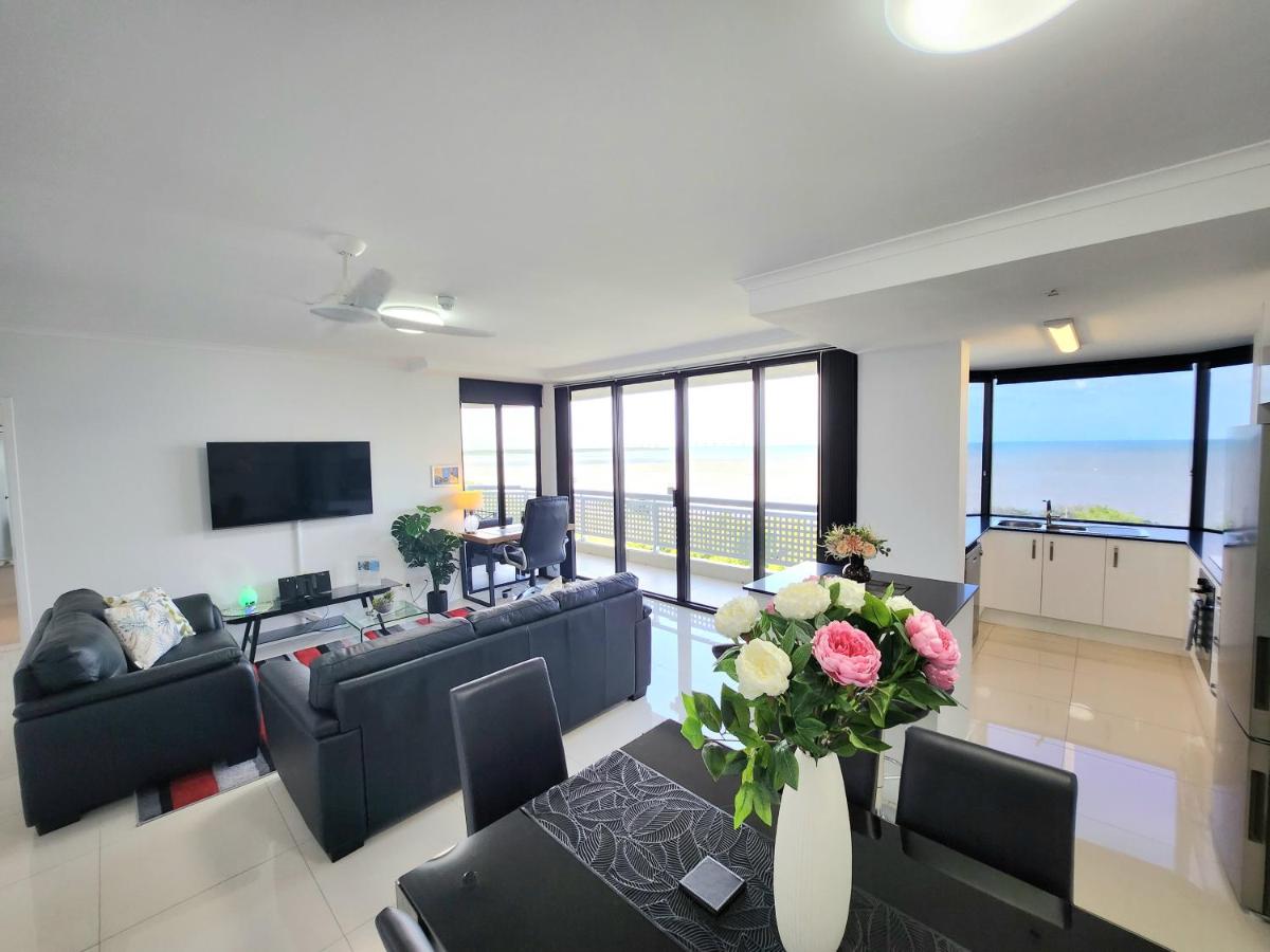Cairns Luxury Seaview Apartment view 3