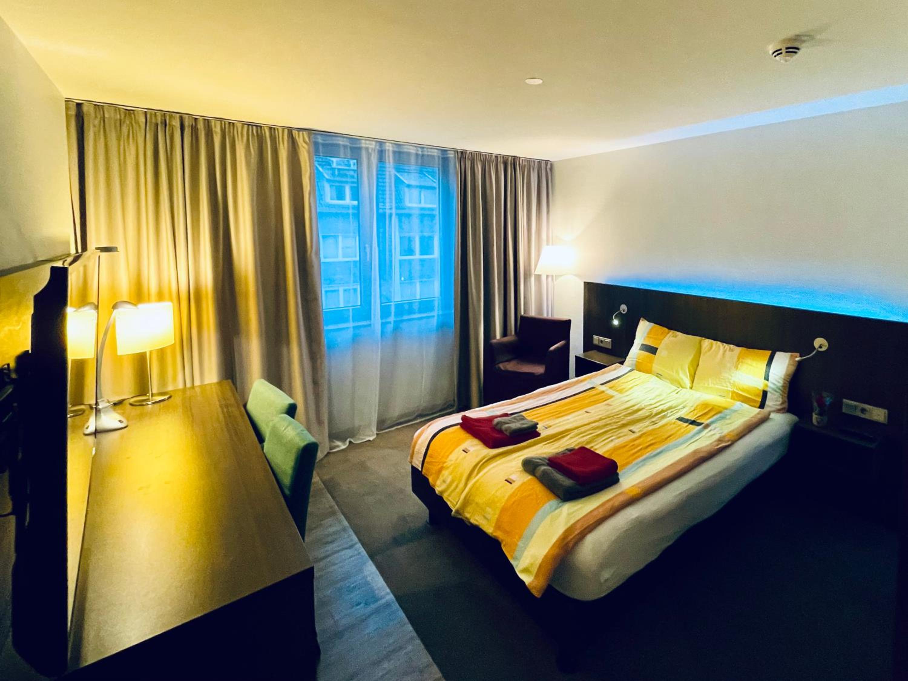 4* Boutique Zimmer am Düsseldorf Hafen + ÖPNV & TG