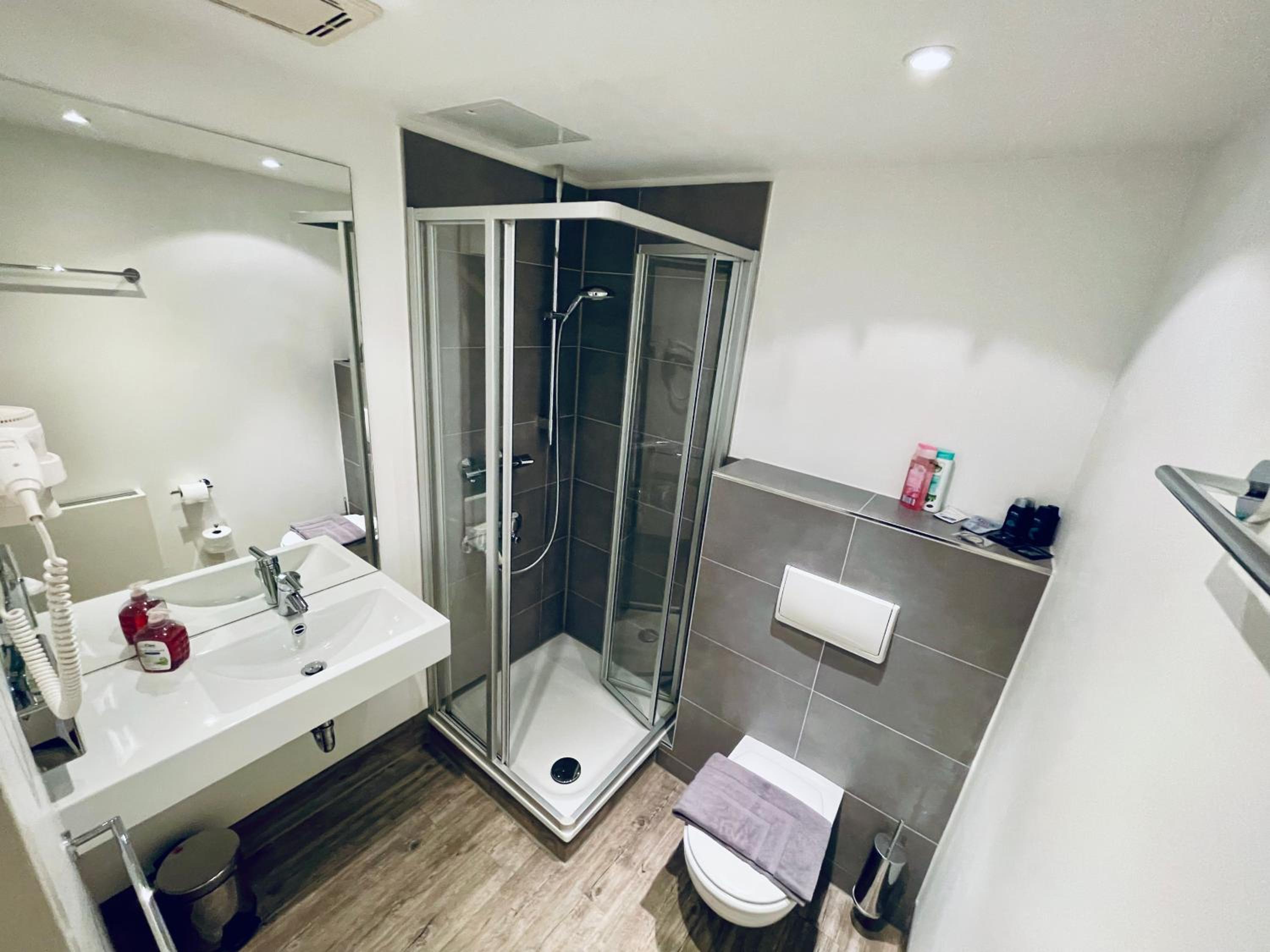 4* Boutique Zimmer am Düsseldorf Hafen + ÖPNV & TG
