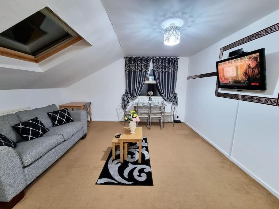 *F1*5GH* Setup for your most relaxed & amazing stay + Free Parking + Free Fast WiFi * view 4