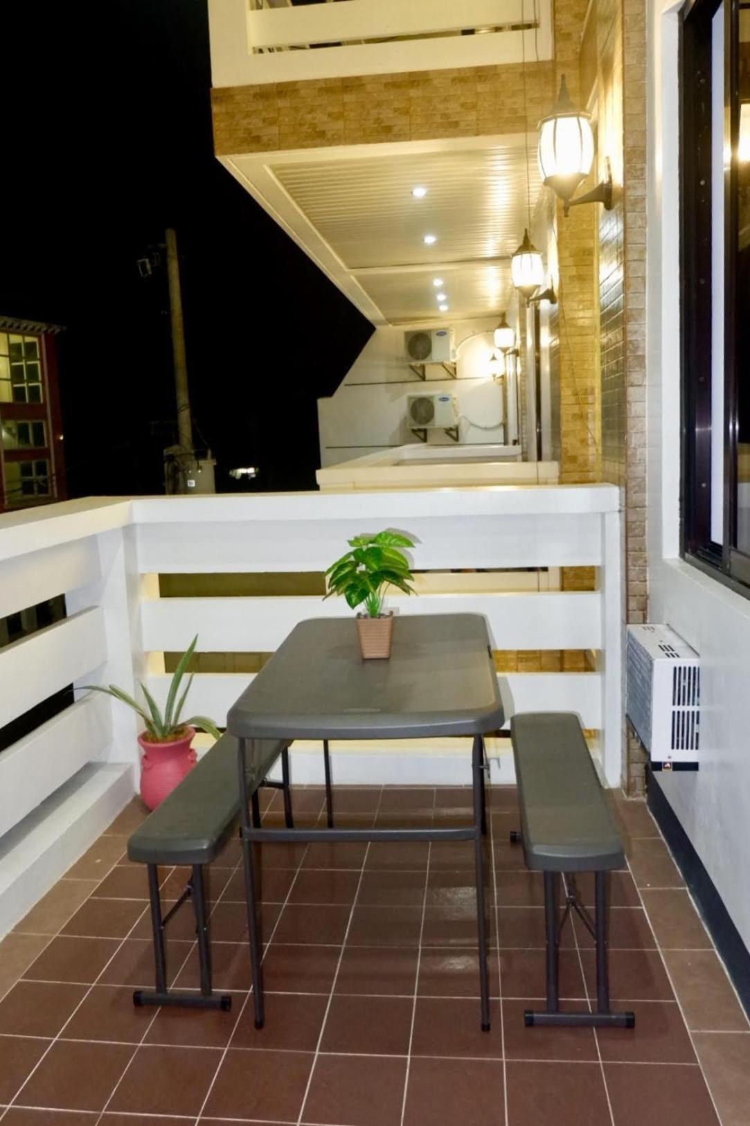 Endless Summer Hotel Baler