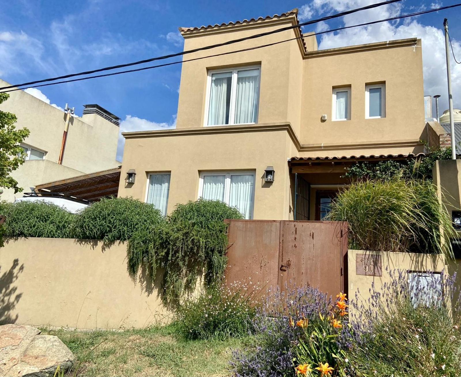 Calida y acogedora casa ubicada en barrio residencial