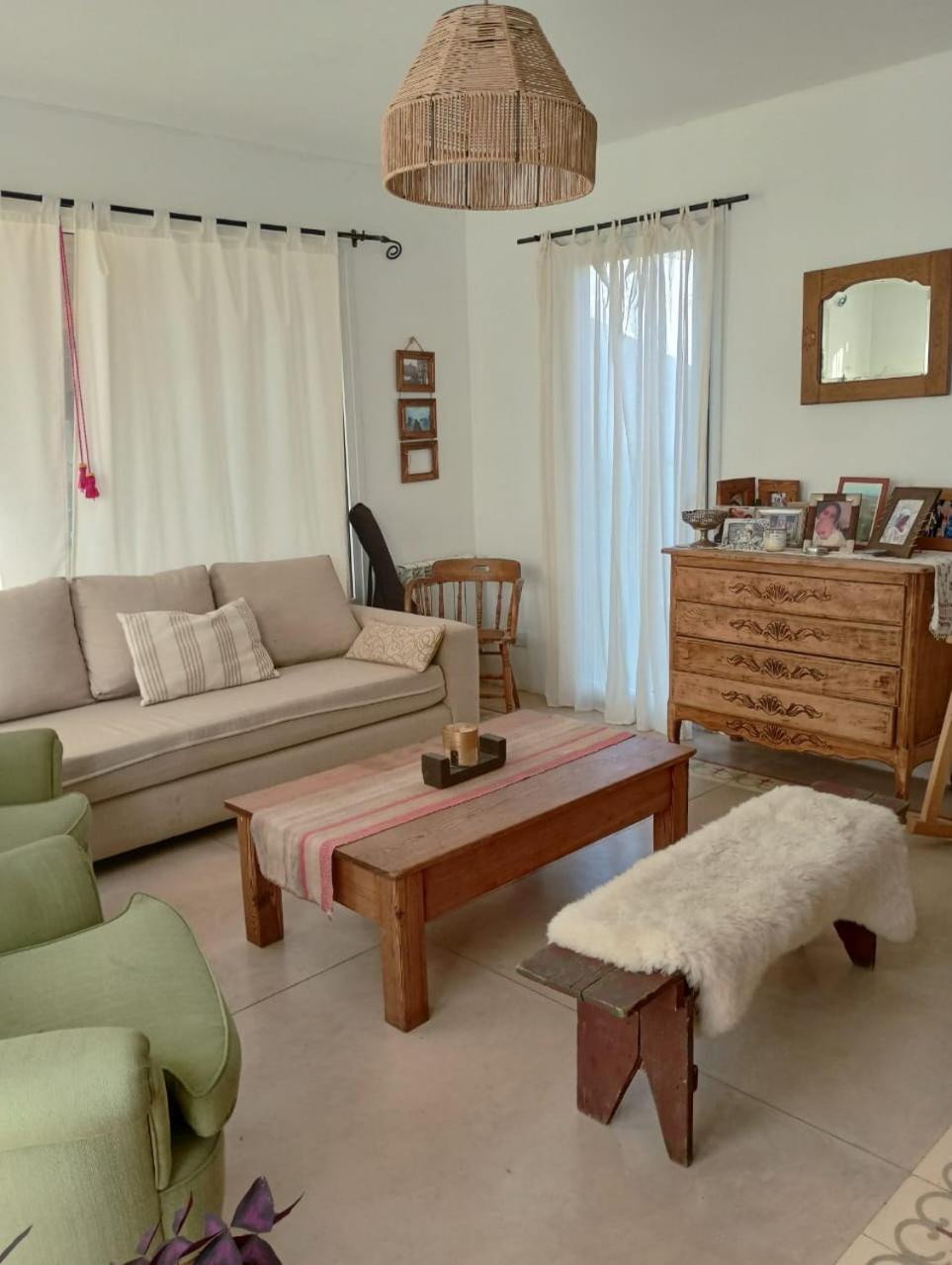 Calida y acogedora casa ubicada en barrio residencial