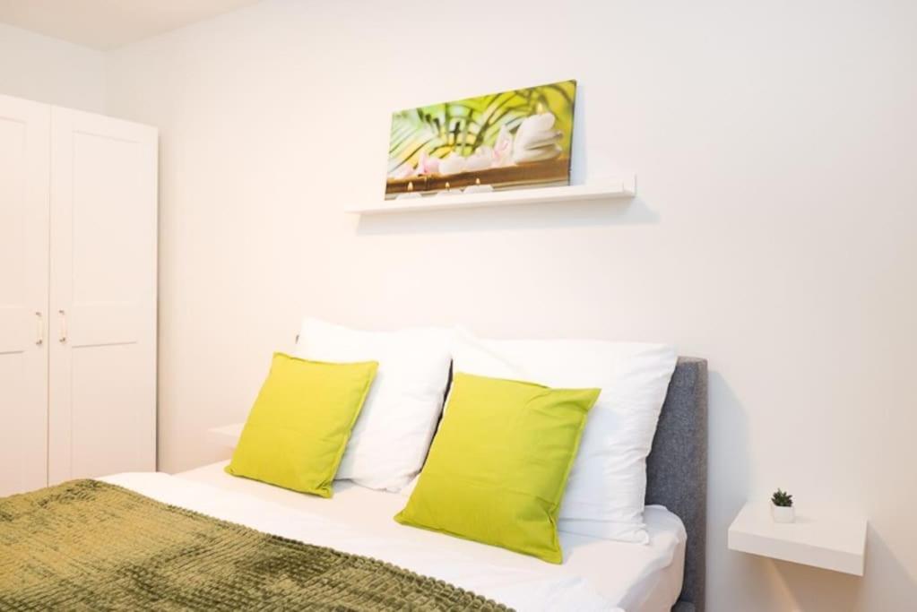 Deluxe City Apartment with balcony! Free Garage Parking included!