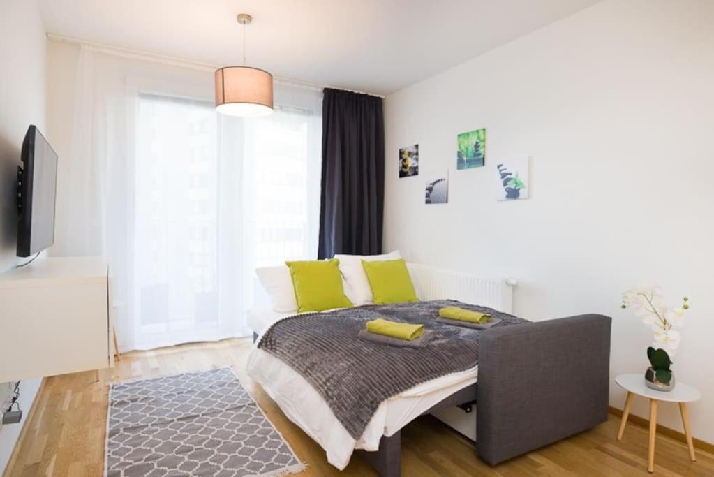 Deluxe City Apartment with balcony! Free Garage Parking included!