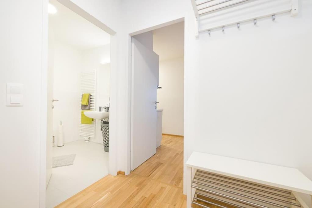 Deluxe City Apartment with balcony! Free Garage Parking included!