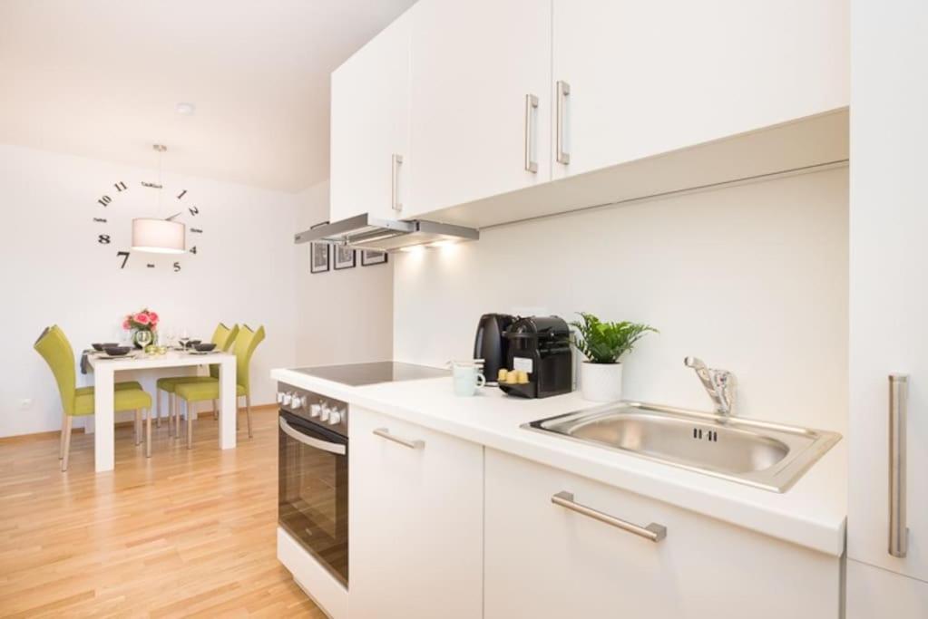 Deluxe City Apartment with balcony! Free Garage Parking included!