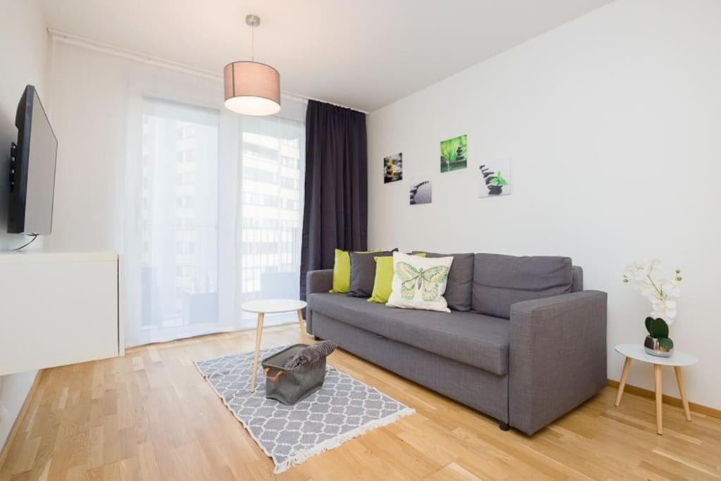 Deluxe City Apartment with balcony! Free Garage Parking included!