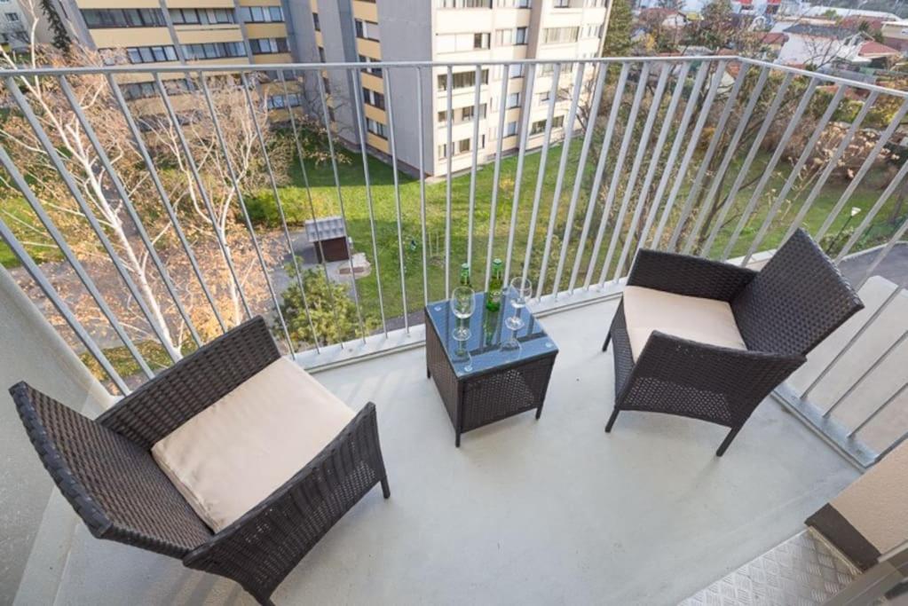 Deluxe City Apartment with balcony! Free Garage Parking included!