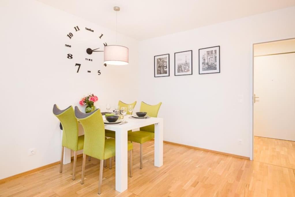 Deluxe City Apartment with balcony! Free Garage Parking included!