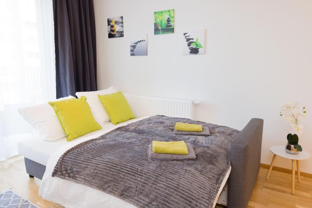Deluxe City Apartment with balcony! Free Garage Parking included!