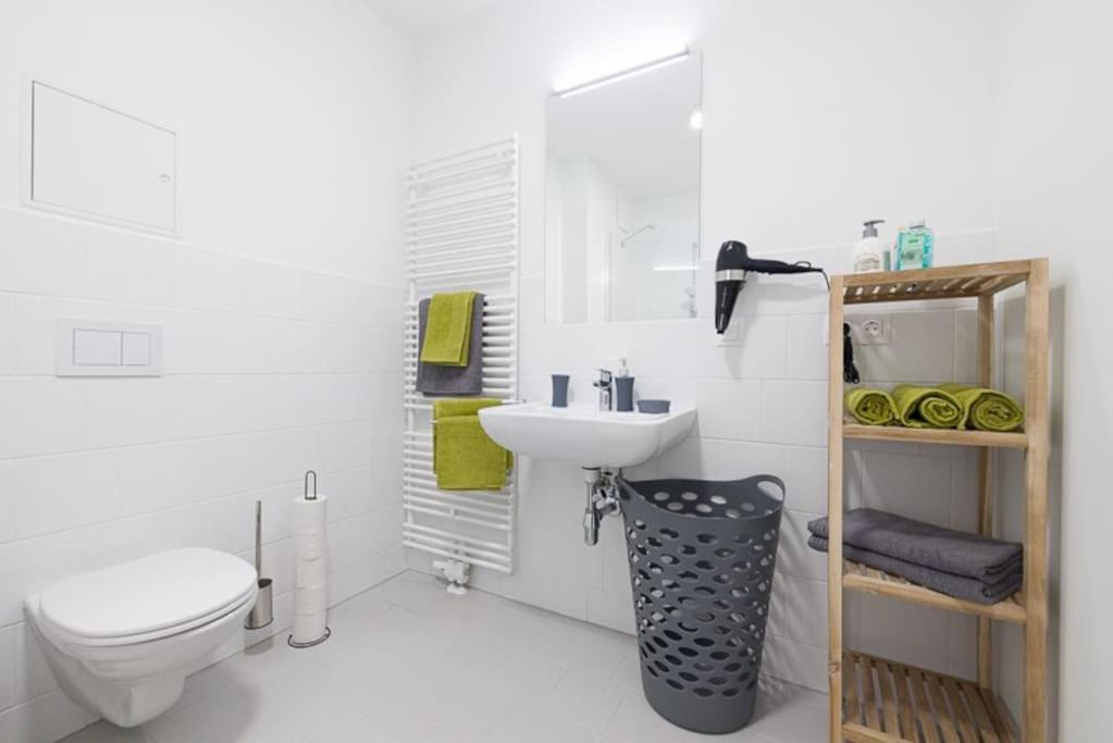 Deluxe City Apartment with balcony! Free Garage Parking included!