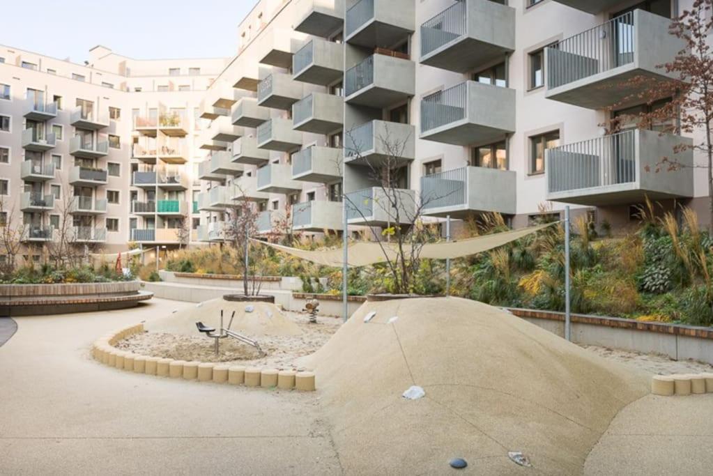 Deluxe City Apartment with balcony! Free Garage Parking included!