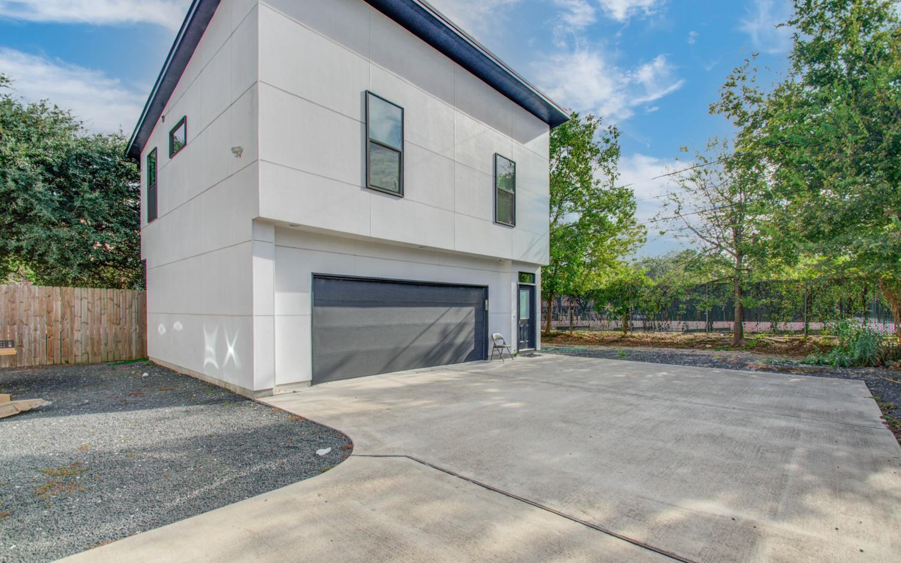Modern 6 Bedroom Smart Home Near Downtown Houston view 4
