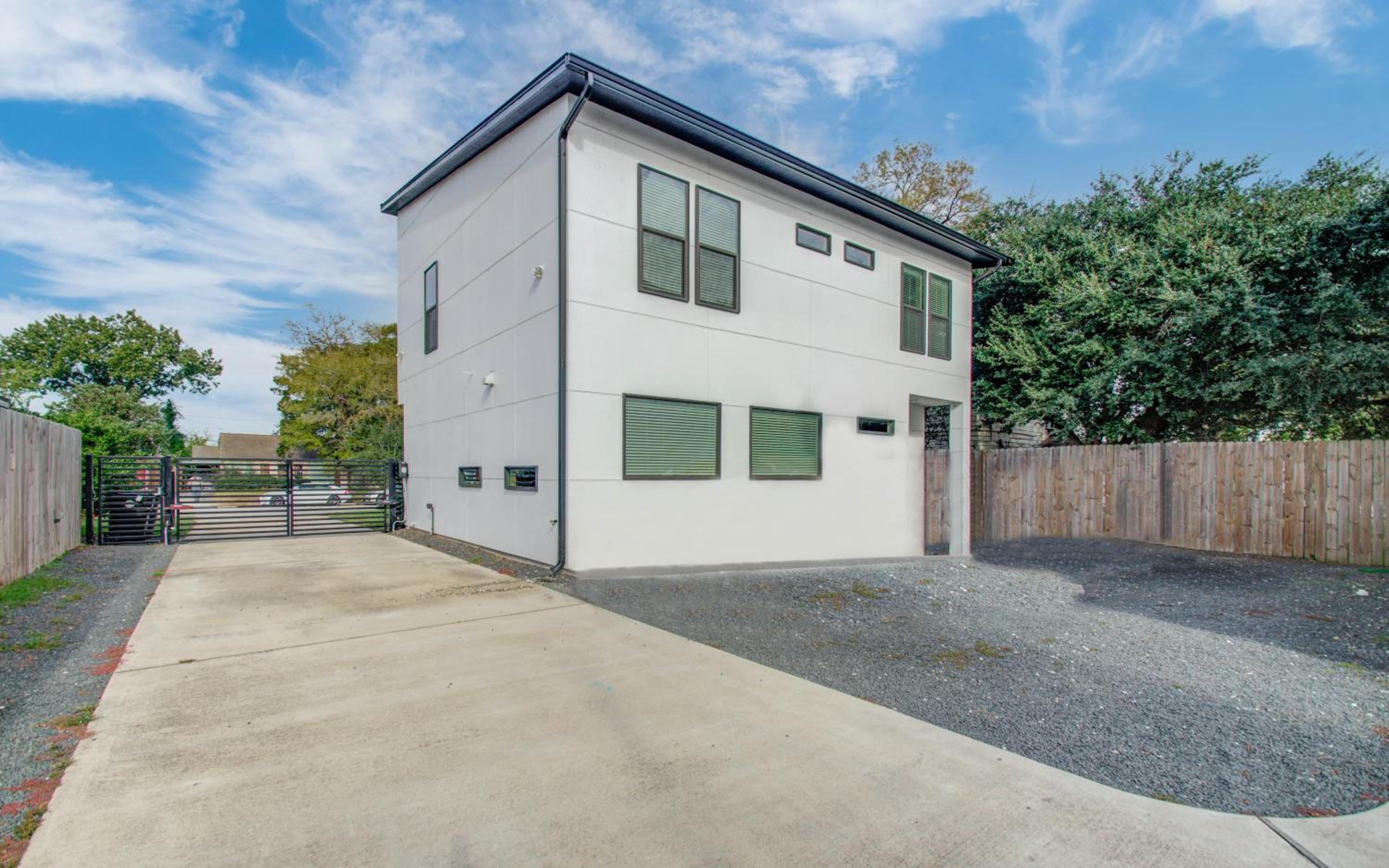 Modern 6 Bedroom Smart Home Near Downtown Houston view 5