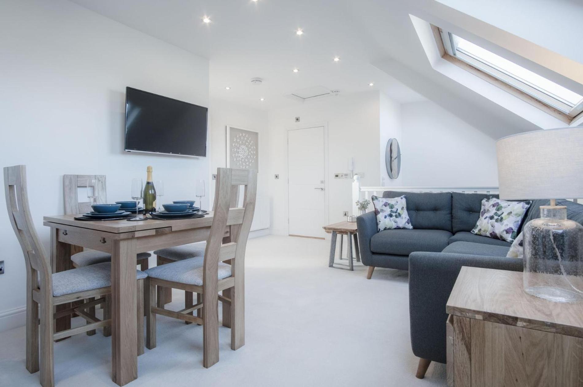 Skylark - 2 Bedroom Apartment - Tenby view 2