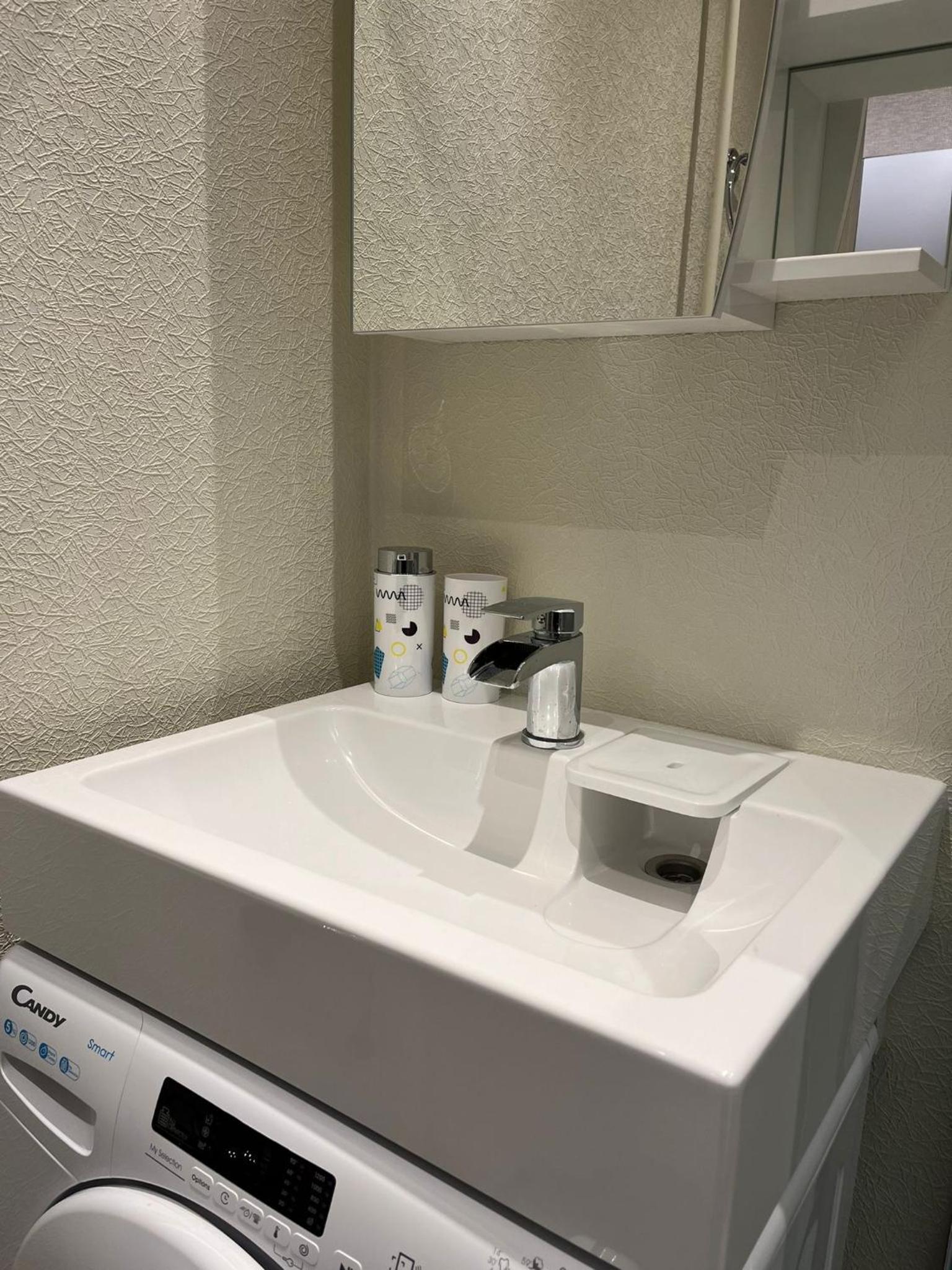Beautiful Apartment Great Location FREE PARKING view 5