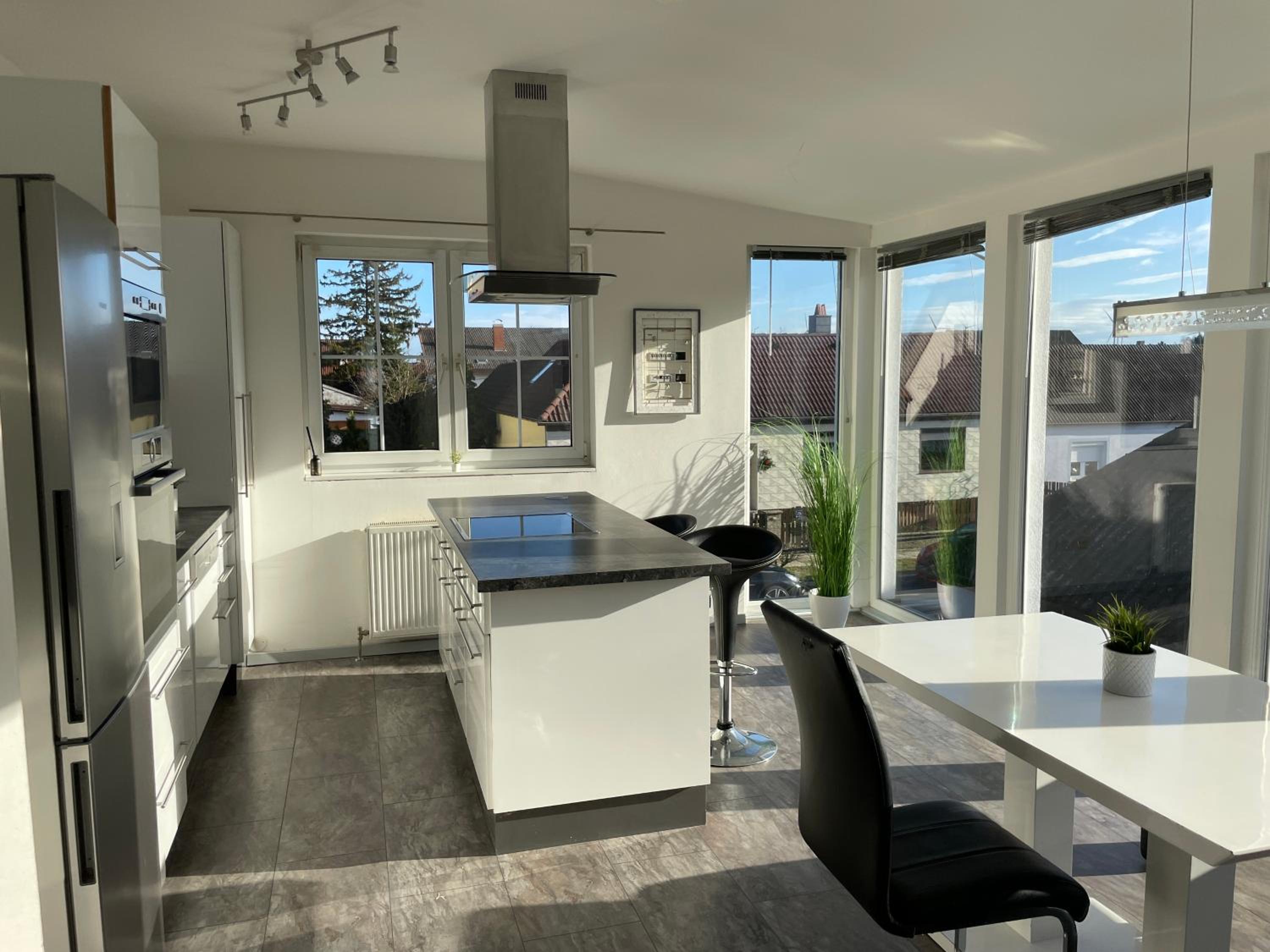 Cozy Apartment next Outlet Center & Airport with Pool & Garden