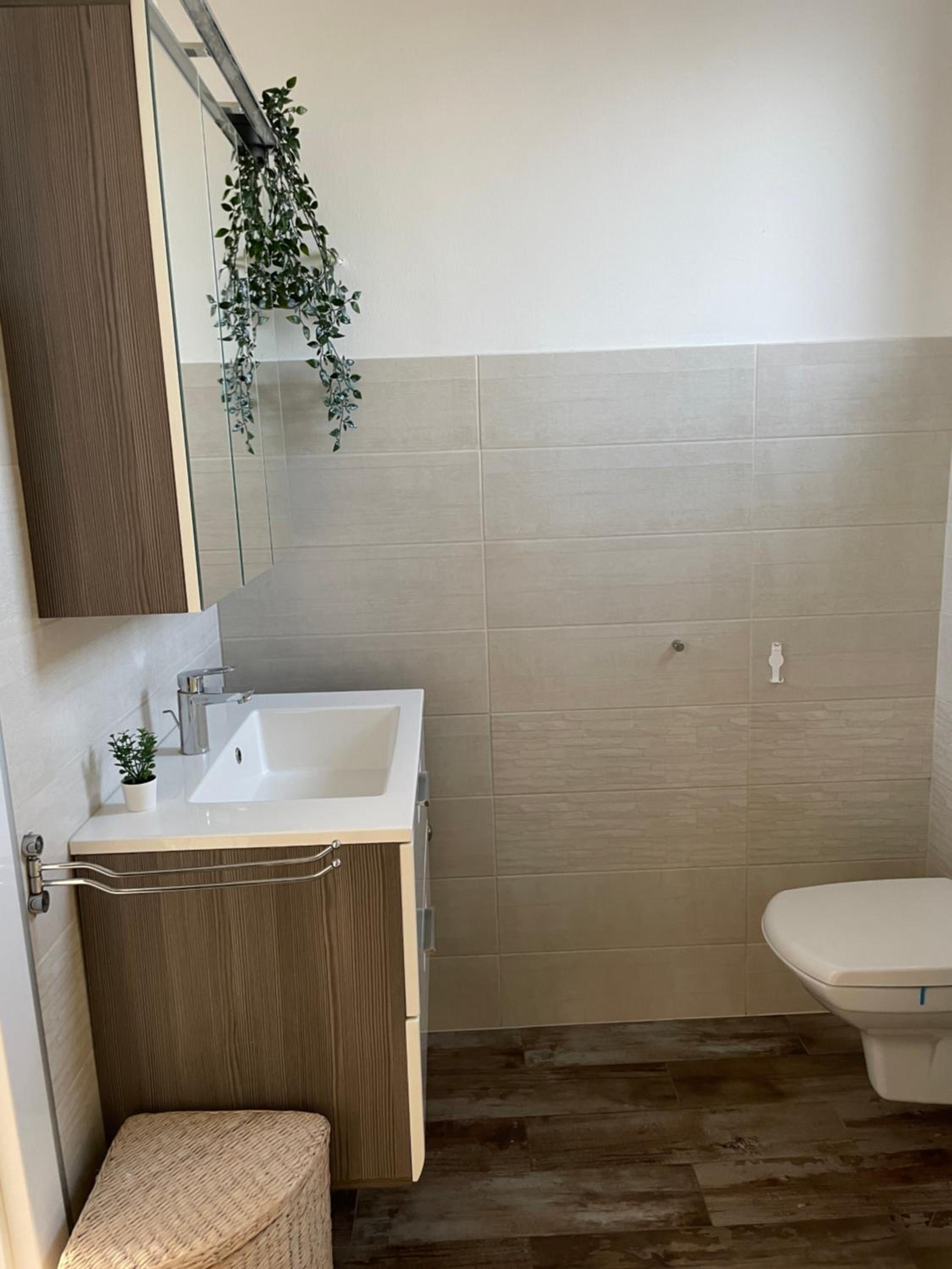 Cozy Apartment next Outlet Center & Airport with Pool & Garden