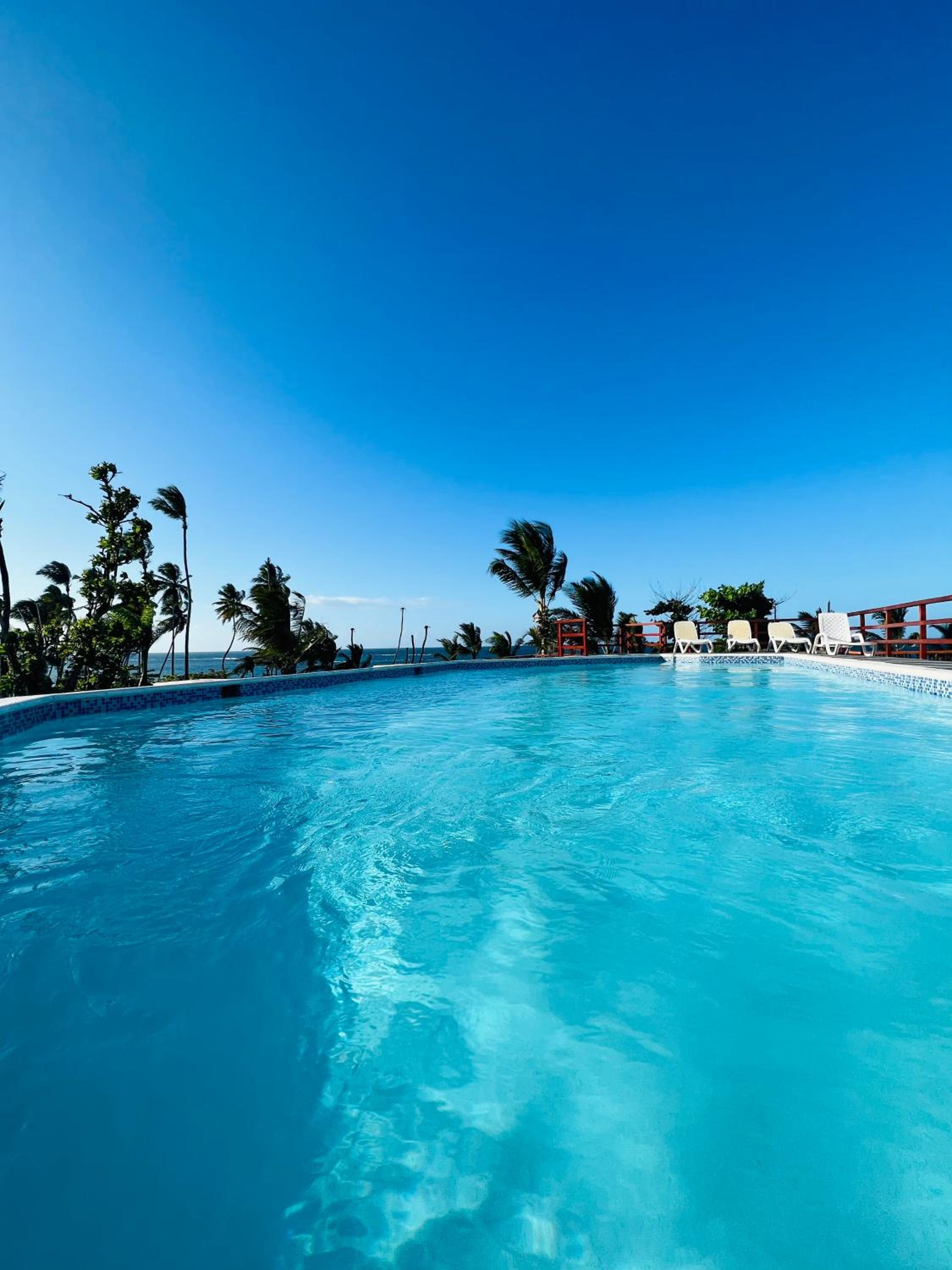 Lovely Beachfront 2 bedrooms condo with 2 pools view 2