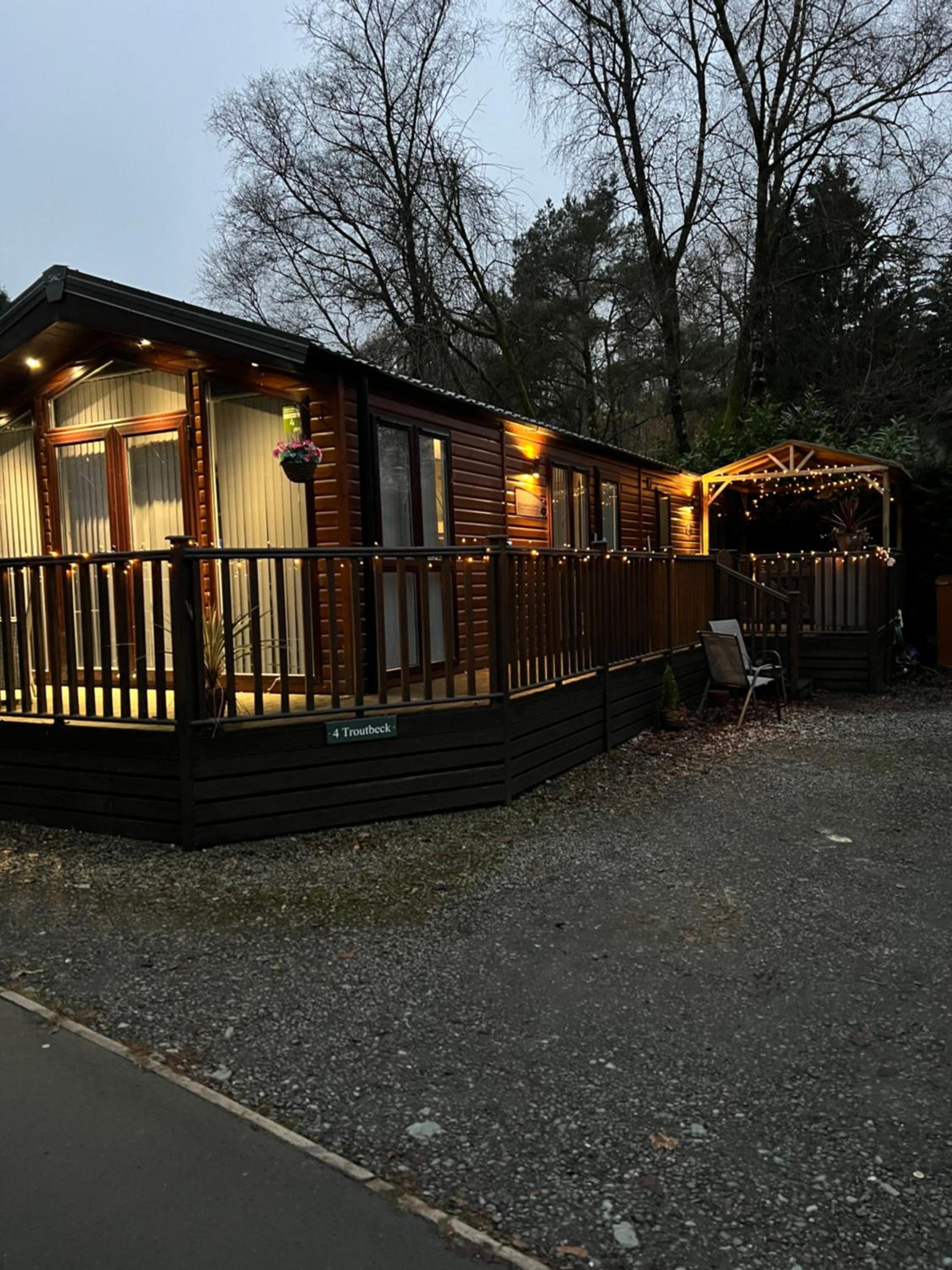 Hotel Troutbeck Hot Tub Lodge 4 - Image 1